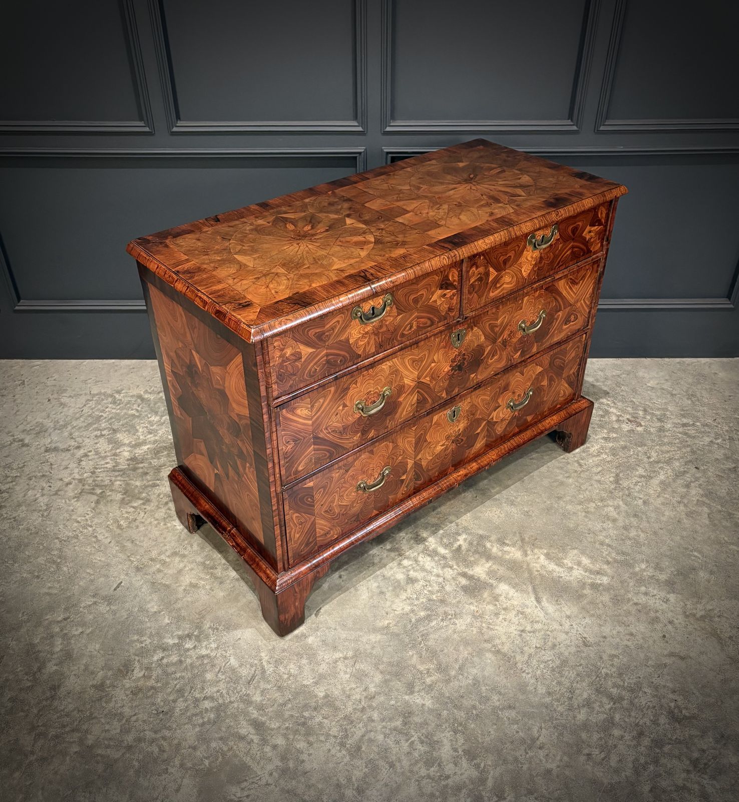 Early 18th Century Kingwood Oyster Chest Of Drawers photo for sale