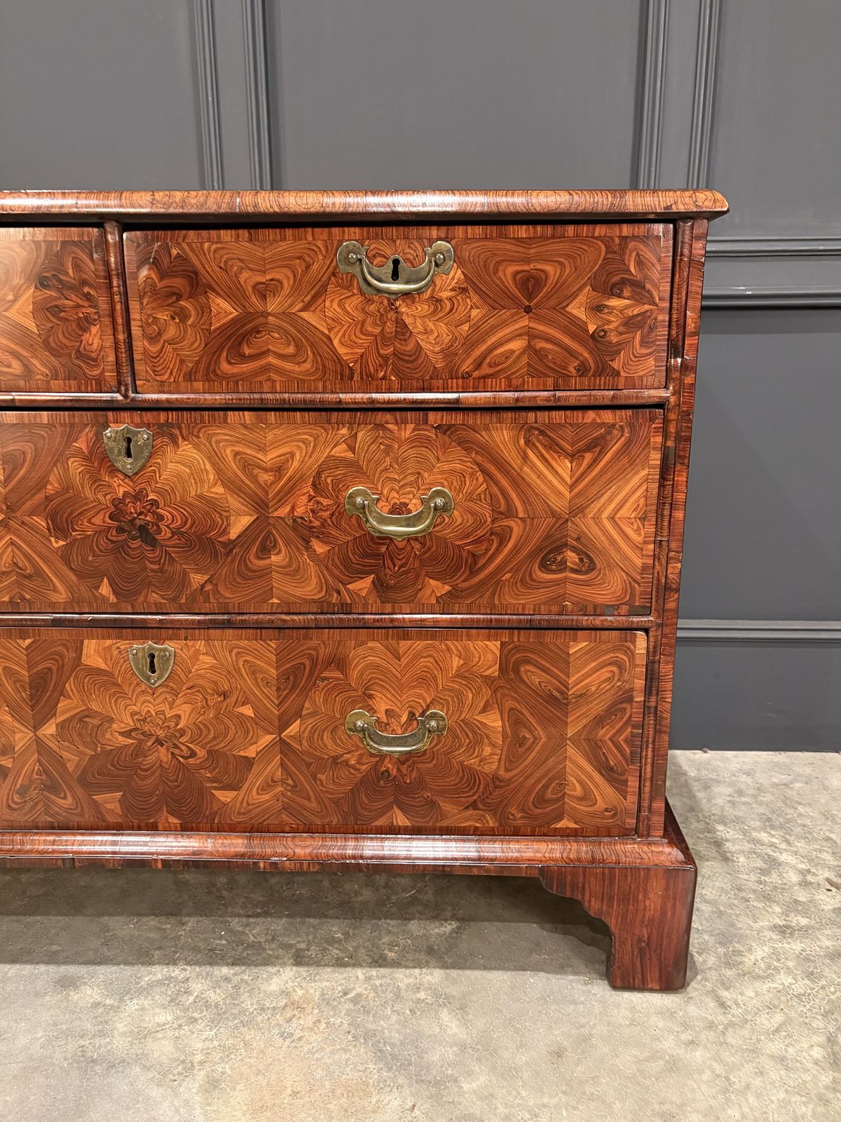 Early 18th Century Kingwood Oyster Chest Of Drawers photo buy