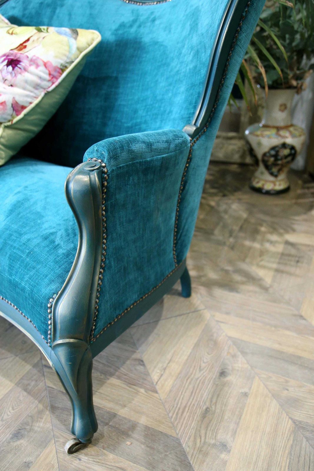 photo furniture Teal Velvet Salon Sofa: Elegant Statement Piece