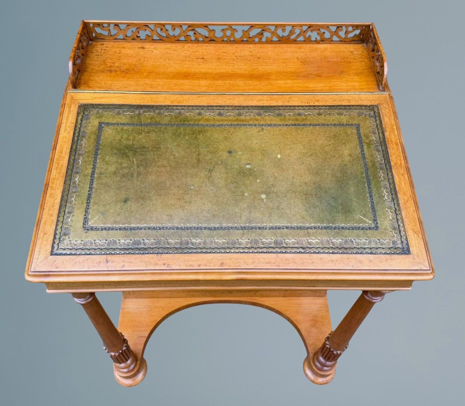 photo vinterior An Antique Victorian Satinwood Davenport Desk