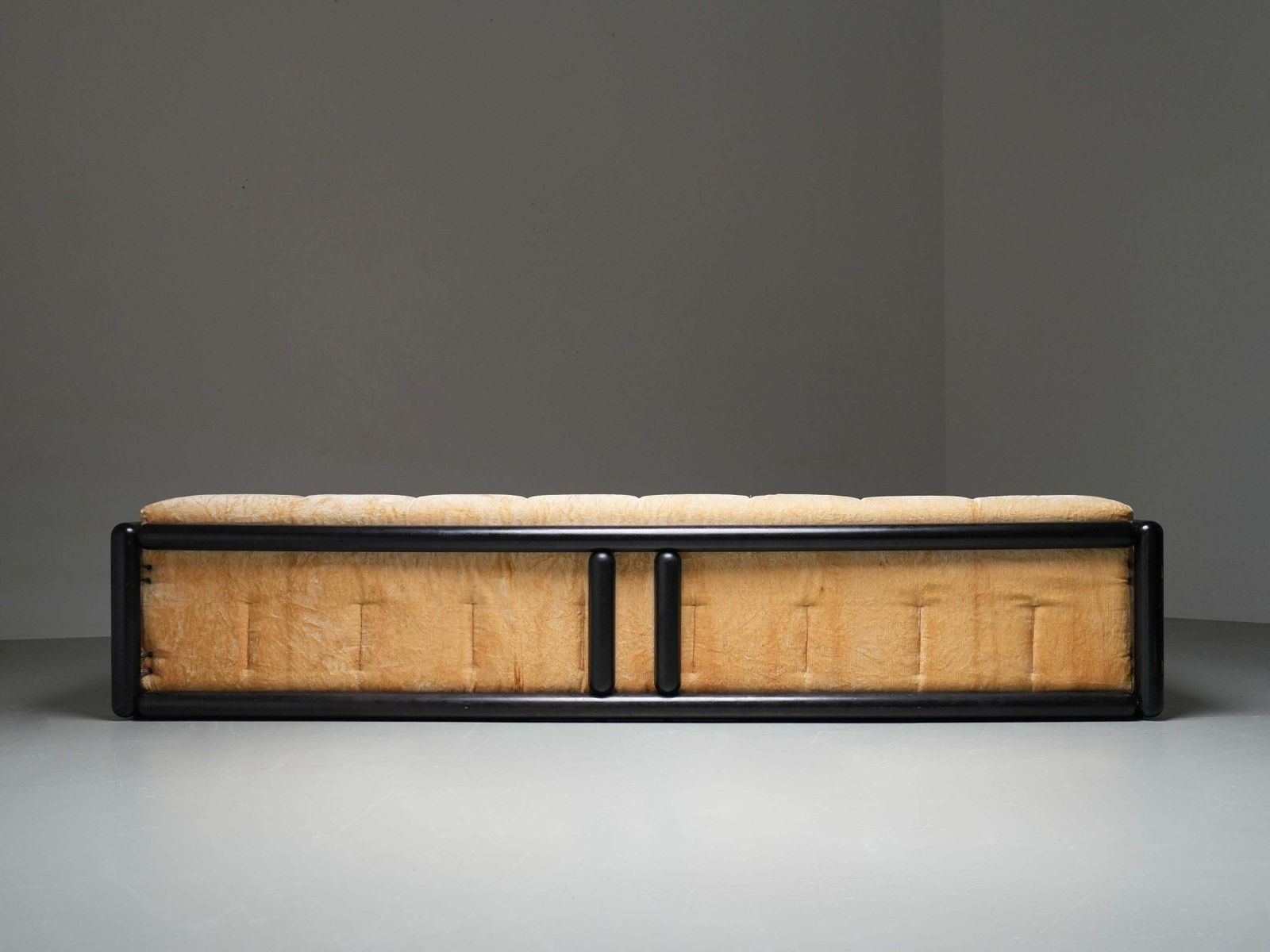 photo vinterior Carlo Scarpa "Cornaro" Three Seater Sofa In Velvet, Italy, 1970's