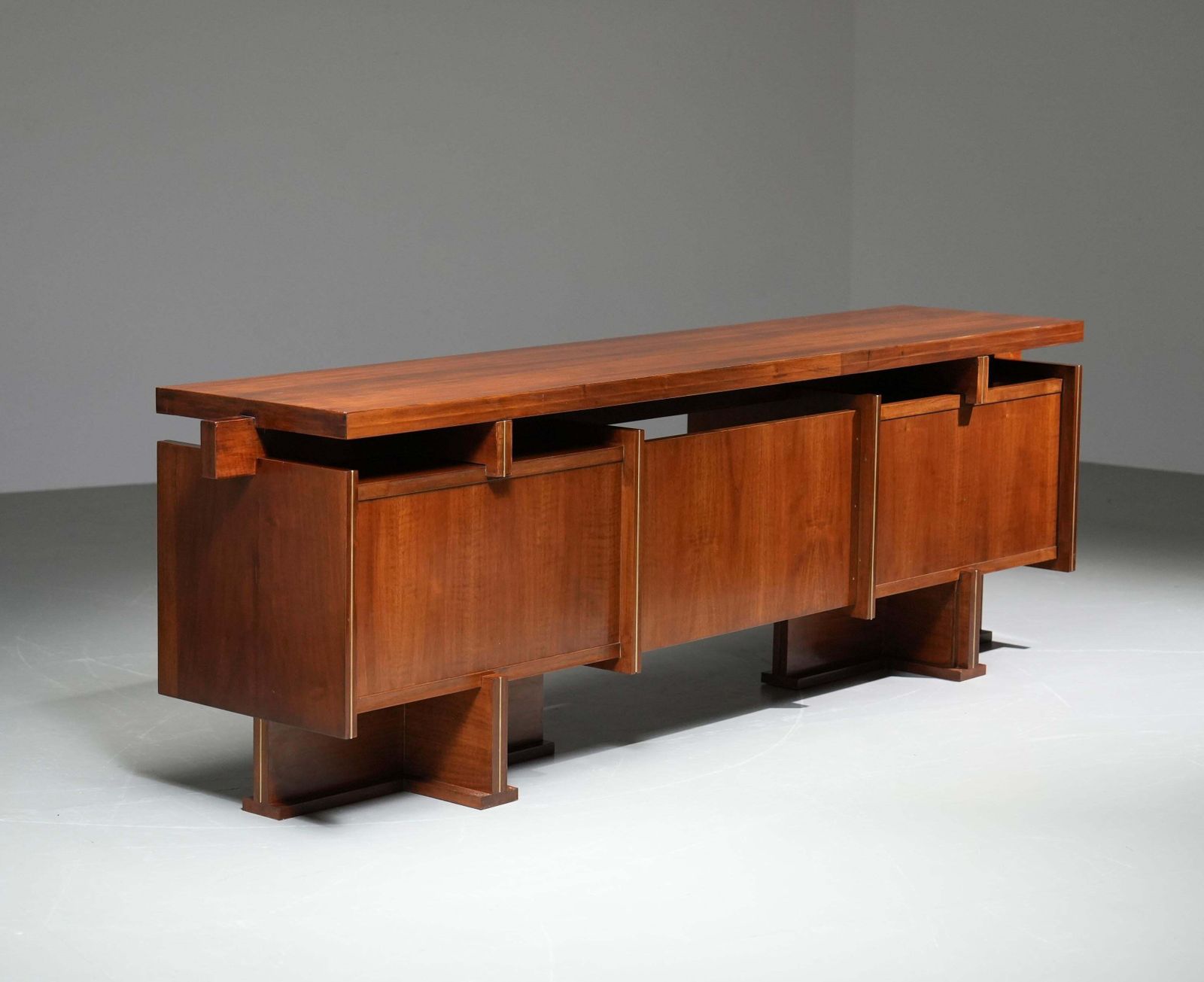 photo buy Italiaans Modernistisch Bureau In Walnoot En Messing, Ca. Jaren 1950