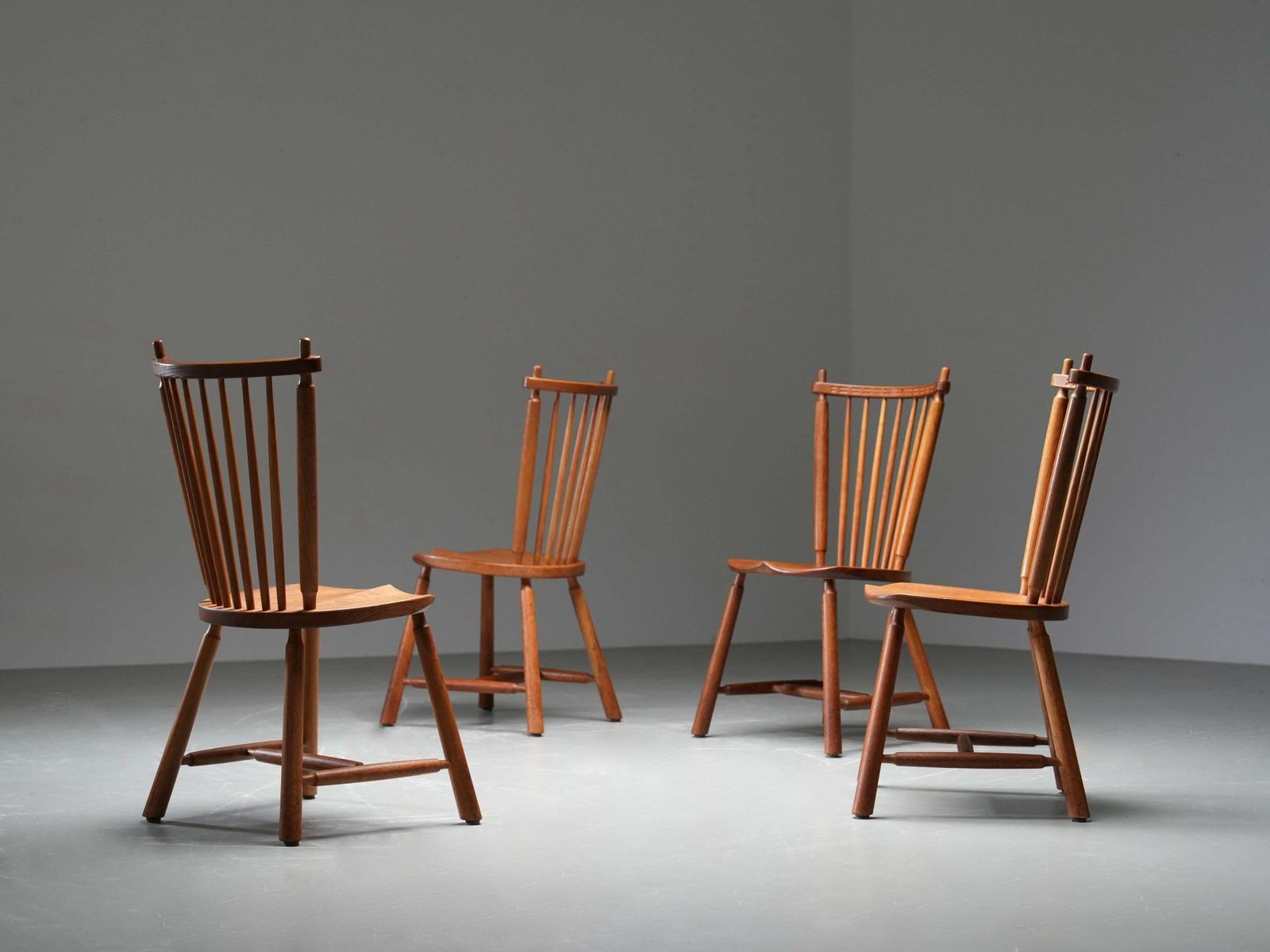 Set Van 8 Spijlenrugstoelen In Eiken Van 'De Ster' Gelderland, Jaren 1960 photo vintage