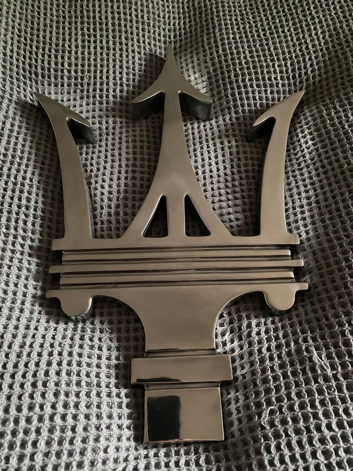 Extra Large Maserati Trident Dealership Garage Sign Ornament Statue Showroom Sculpture Dealer Mascot Aluminium Art Maserati 3200 4200 Ghibli Grecale photo furniture