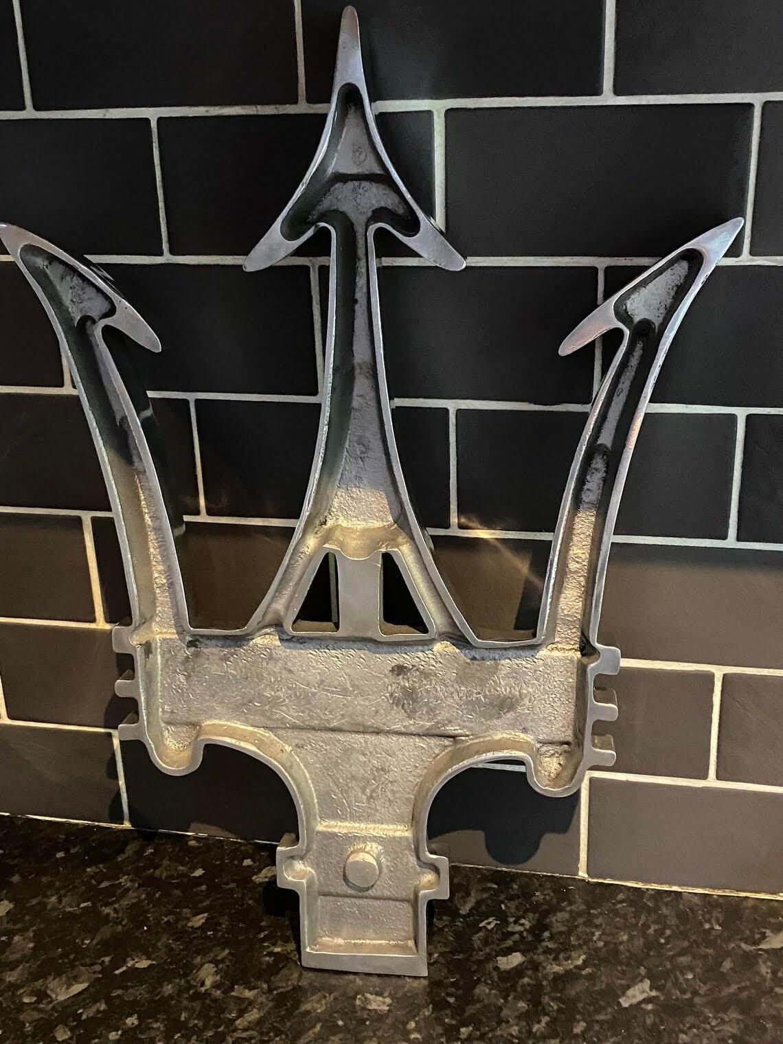Extra Large Maserati Trident Dealership Garage Sign Ornament Statue Showroom Sculpture Dealer Mascot Aluminium Art Maserati 3200 4200 Ghibli Grecale photo for sale