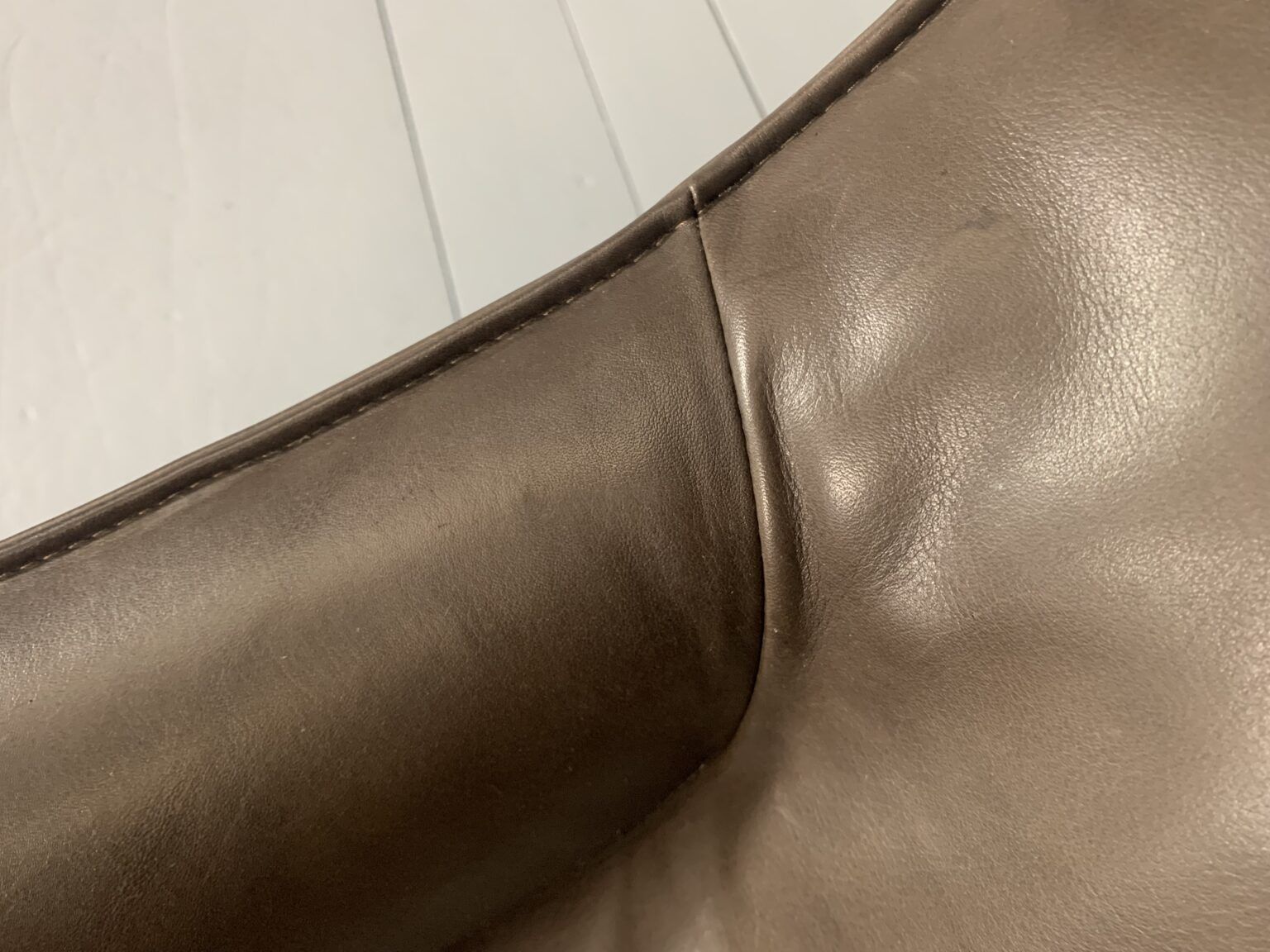 photo vinterior Molteni & C “Doda” Armchair – In Pale Walnut Brown Leather