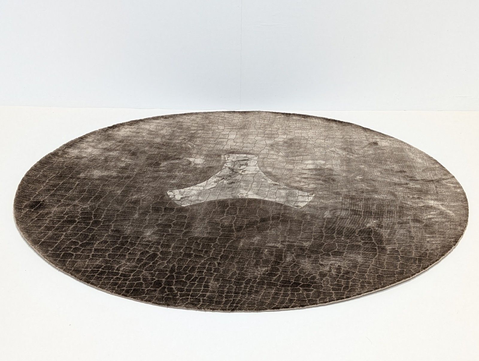 photo furniture Armani Casa Tutankhamen Circular Rug Good Condition Save 60% On The Rrp!
