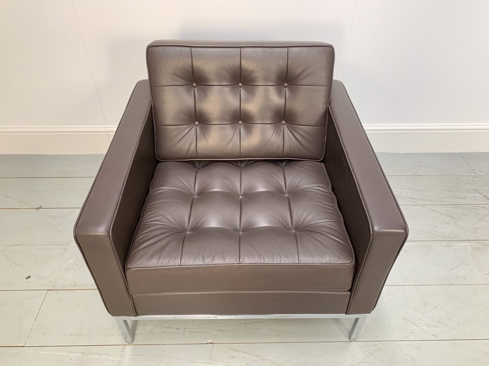 photo furniture Pair Of Knoll Studio “Florence Knoll” Lounge Chair Armchairs