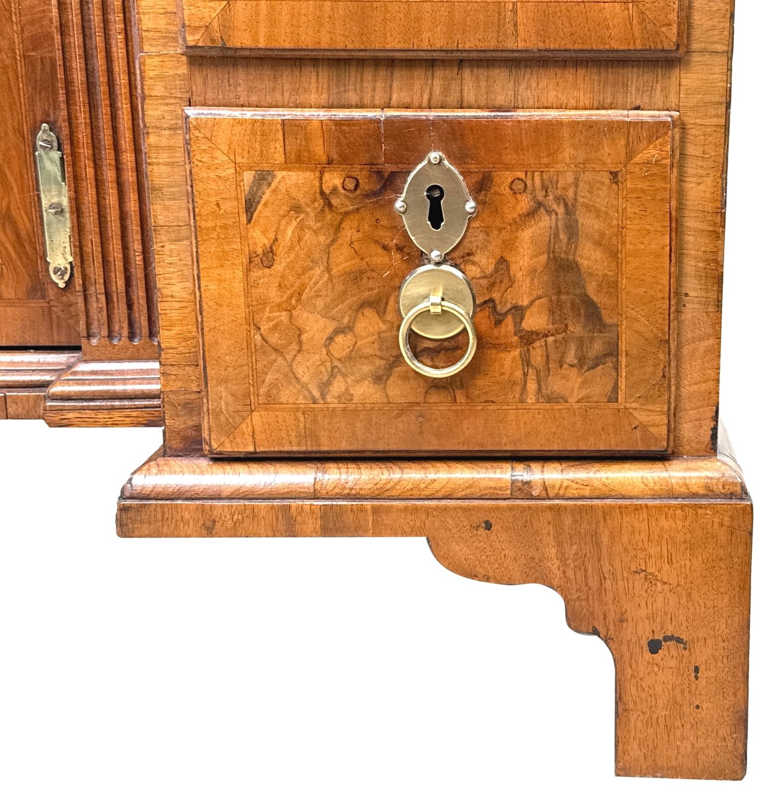 photo vinterior Exceptional Georgian 18th Century Walnut Kneehole Desk (England, Circa 1720)