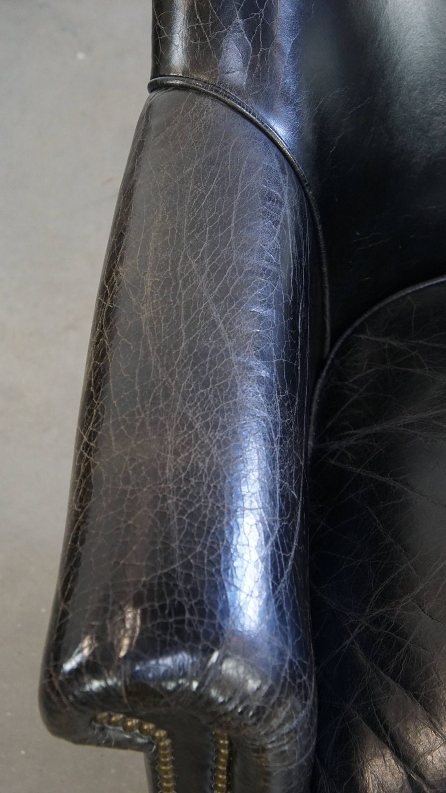 Stevige Zwarte Fauteuil Van Gegraneerd Koeienhuid Met Sierlijk Ontwerp photo buy