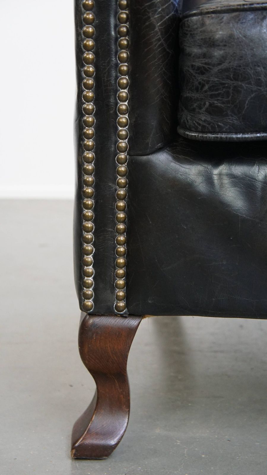 Meubels Stevige Zwarte Fauteuil Van Gegraneerd Koeienhuid Met Sierlijk Ontwerp photo