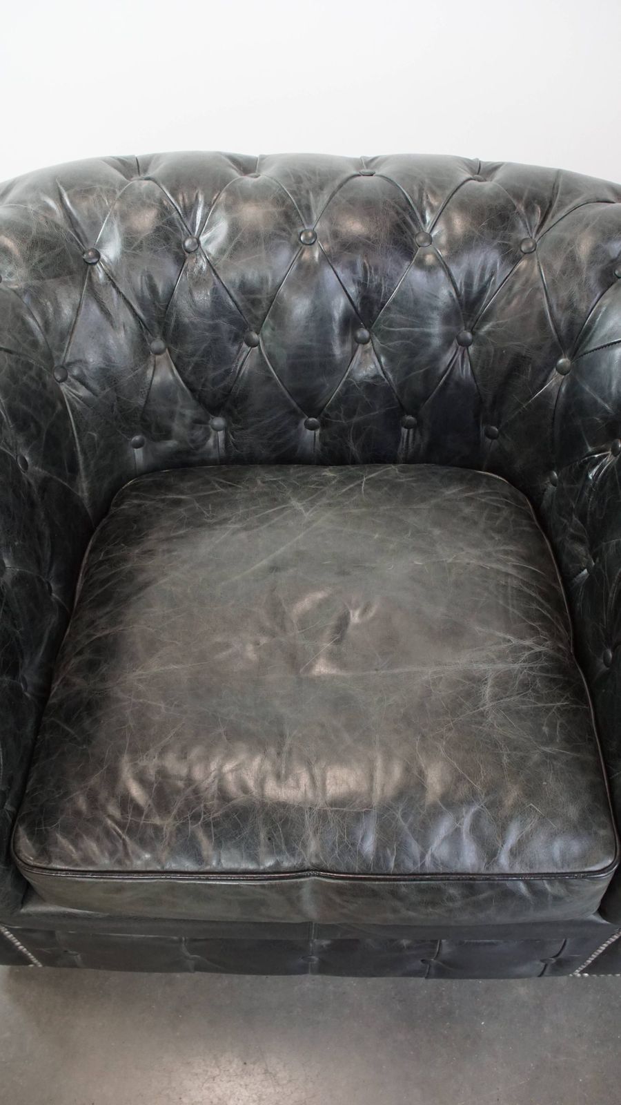 Tijdloze En Klassieke Set Ruime Zwarte Chesterfield Fauteuils Van Gekarakteriseerd Geaderd Koehide photo 2028.0