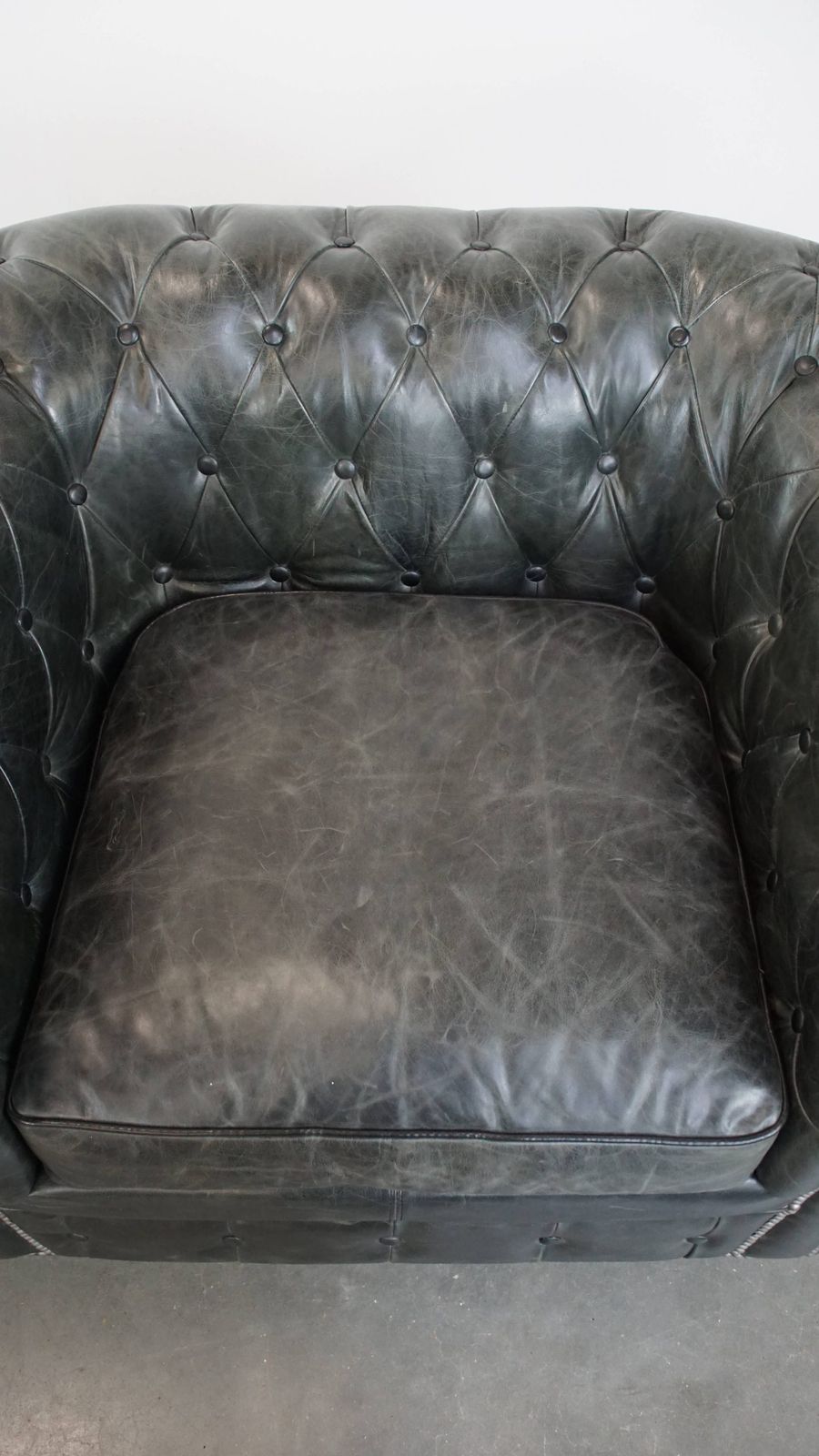 Tijdloze En Klassieke Set Ruime Zwarte Chesterfield Fauteuils Van Gekarakteriseerd Geaderd Koehide photo vinterior