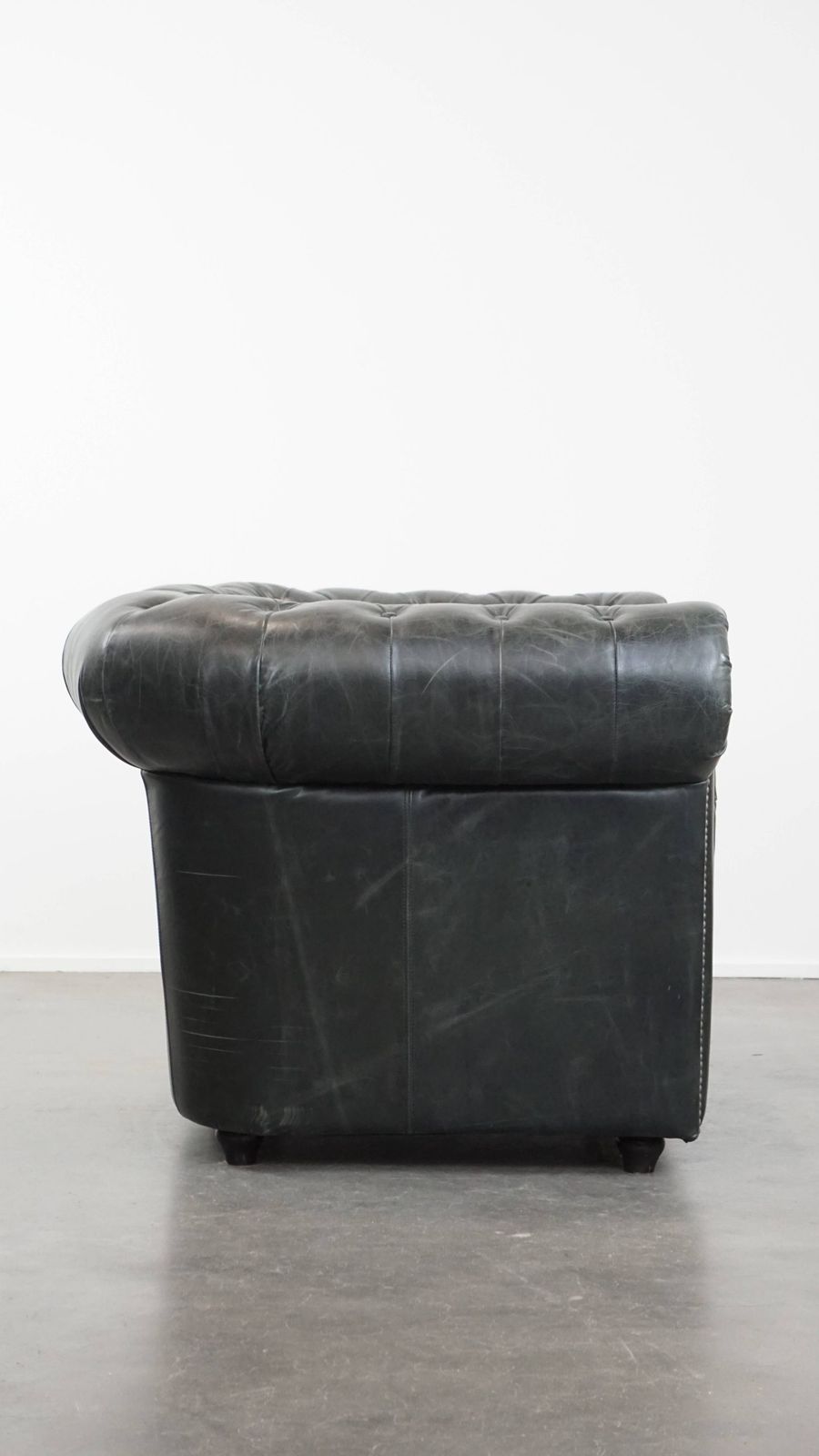 Ruime Zwarte Chesterfield Fauteuil Van Gekarakteriseerd Geaderd Koeienhuid photo for sale