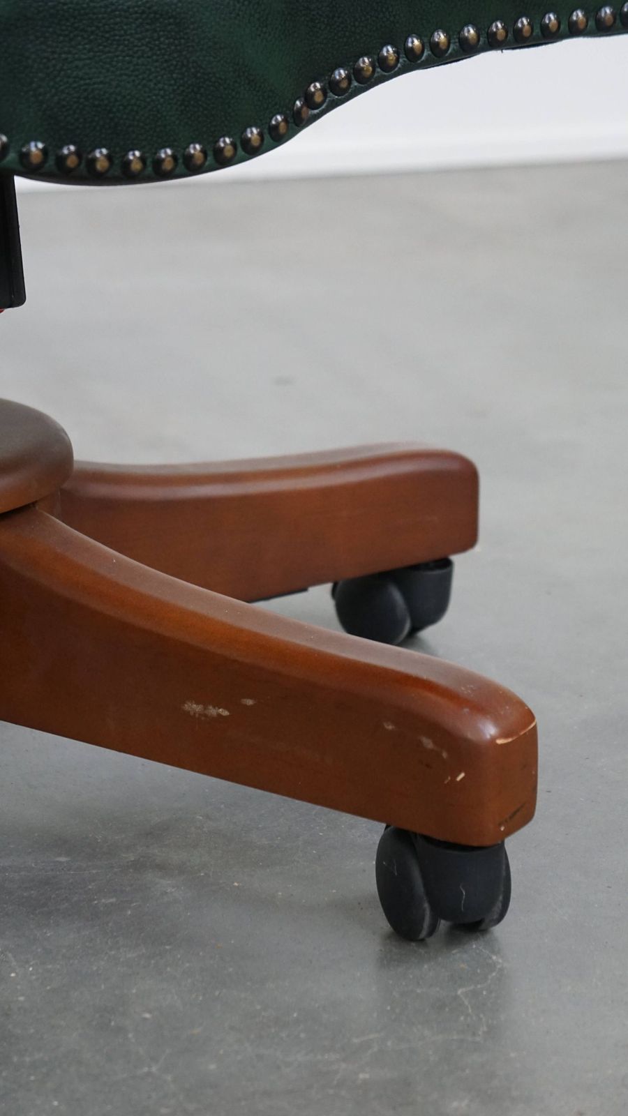 photo vintage Stylish Functional Dark Green Chesterfield Office Chair In Cowhide Leather And Wood On Wheels