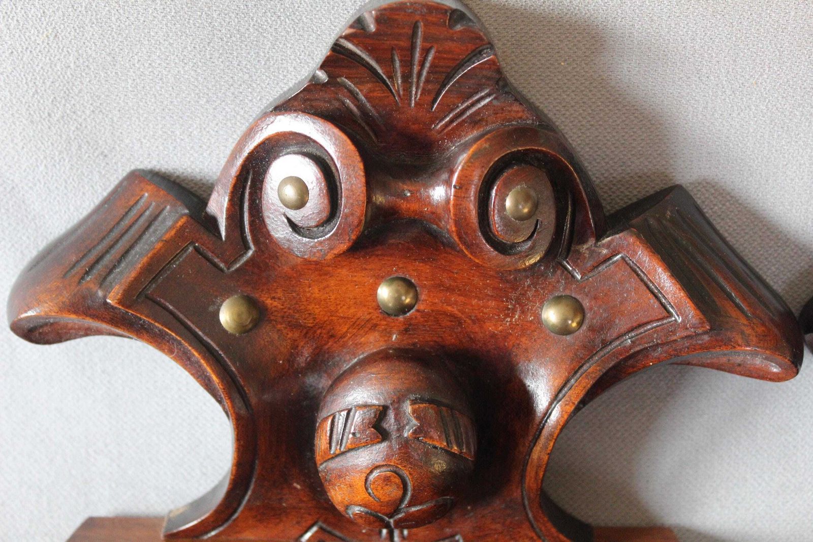 Set Van Twee Antieke Franse Sierschelpen Omgebouwd Tot Wandplanken, Bewerkt Hout Met Messingdecoratie, Ornamenteel photo for sale