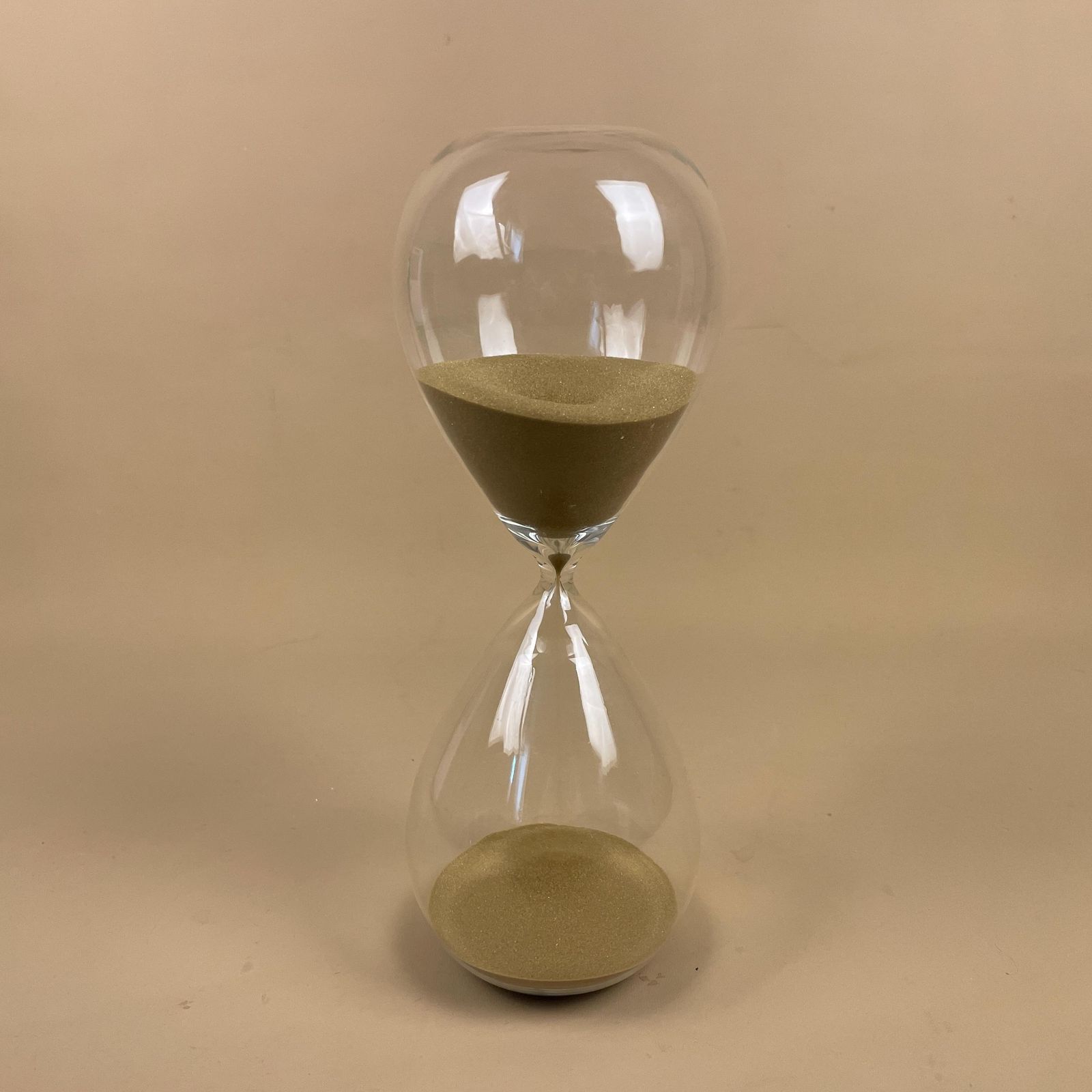 Modern Sand Timer Glass Sleek Design Decorative Desk Table Ornament Clock Home Office Decor Nautical Retro Style Timeless Hourglass photo vinterior