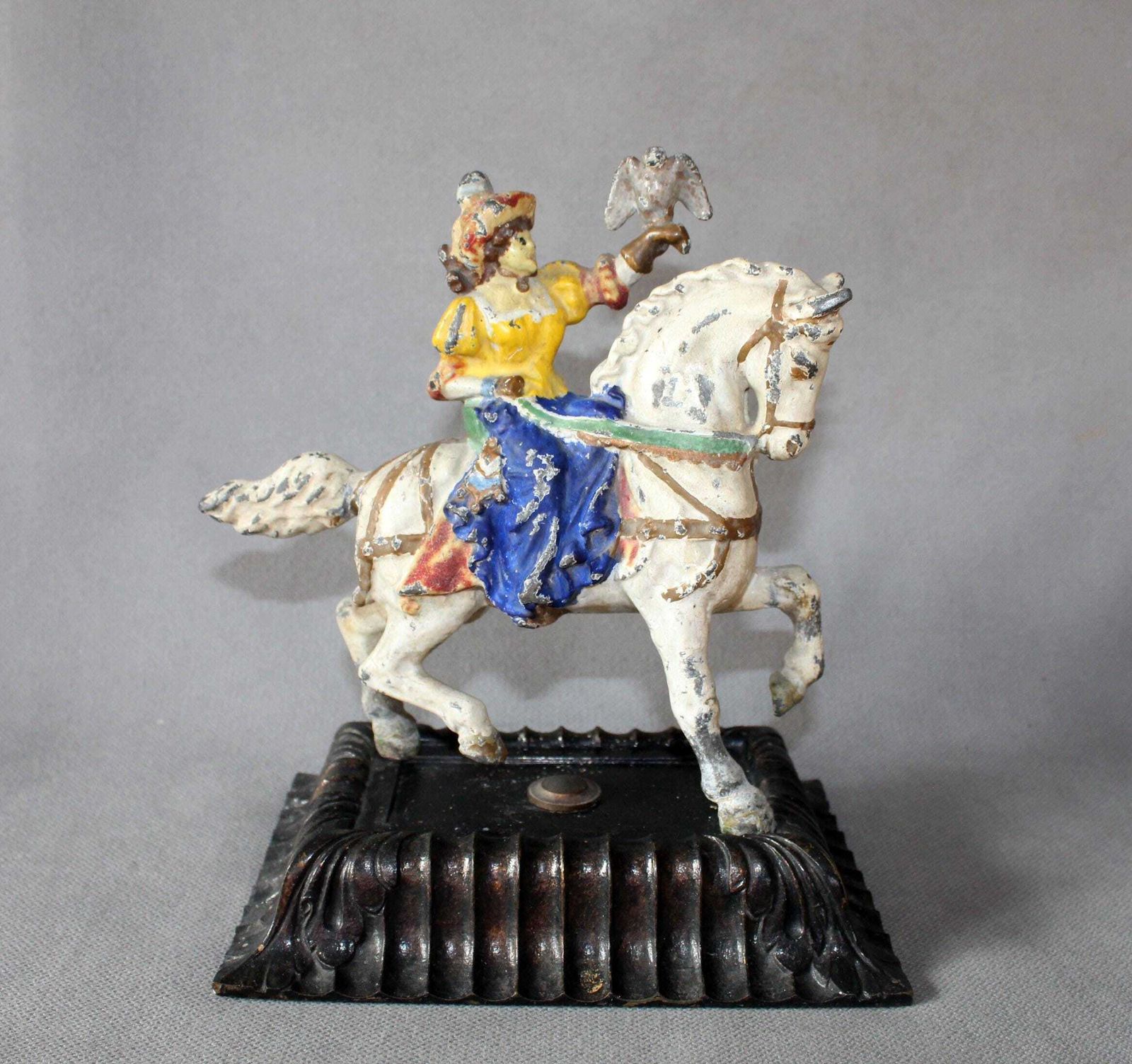 Groot En Zwaar Sculptuur Van Een Valkenier Te Paard, Dame, Koud Geschilderd, Mogelijk Brons (Niet Magnetisch), Ruiterstandbeeld, Paard, Vogel photo furniture