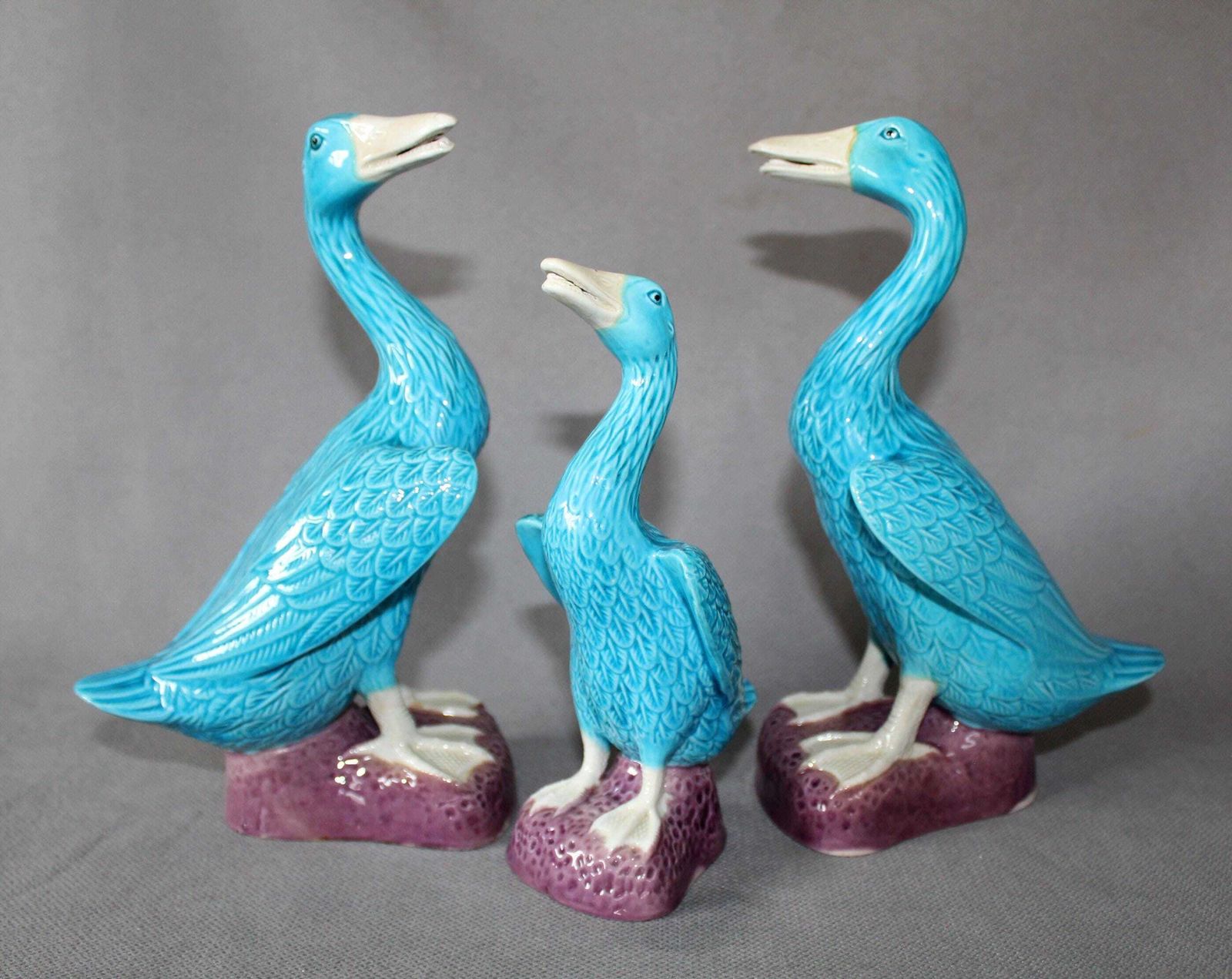 Set Van Drie Vintage Porseleinen Eendenbeeldjes, Blauw Turquoise, Handgeschilderd, Chinees Porselein, één Exemplaar Gerepareerd, 21 Centimeter photo Woonaccessoires