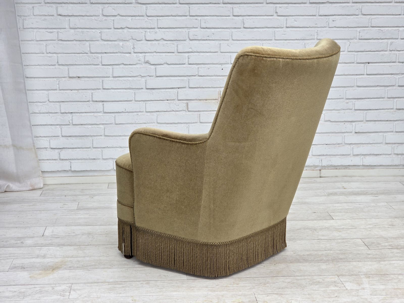 Jaren 1970, Deense Fauteuil Met Hoge Rug, Lichtgroen Meubelvelours. photo vinterior