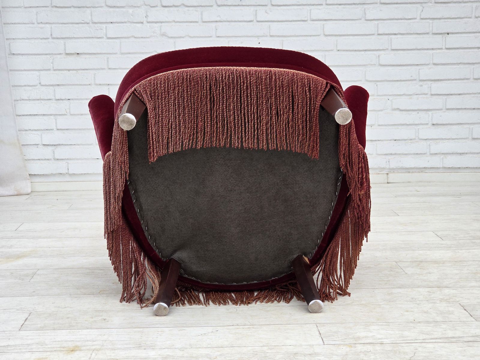 photo vintage 1970s, Danish Highback Armchair, Red Furniture Velour, Beech Wood.