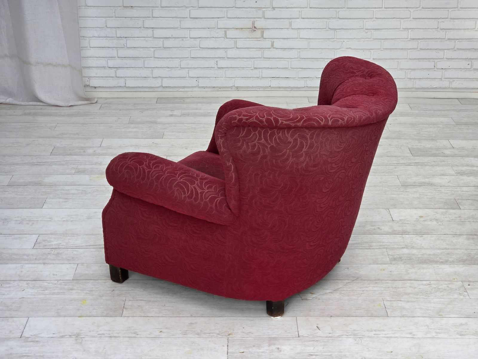 photo furniture Ca. Jaren 1950, Deense Relax Fauteuil, Rood Meubelstof, Essen Houten Poten.