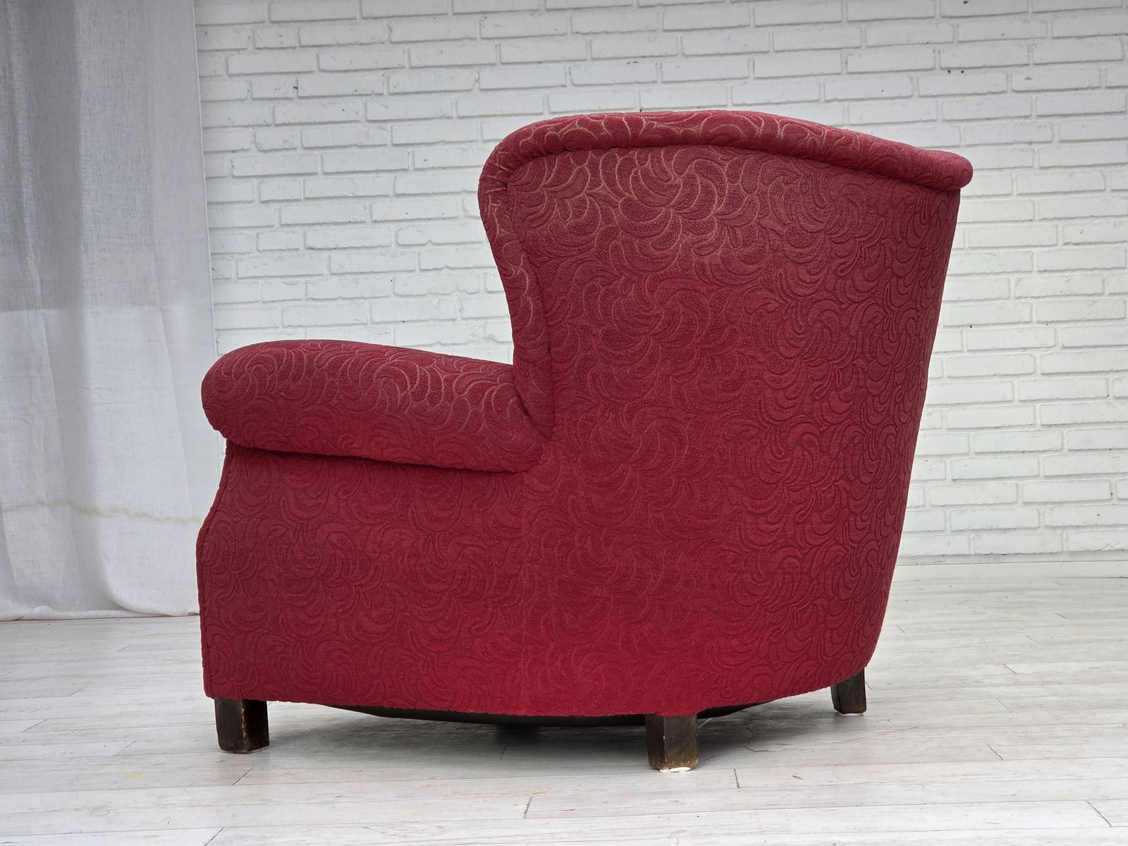 Meubels Ca. Jaren 1950, Deense Relax Fauteuil, Rood Meubelstof, Essen Houten Poten. photo