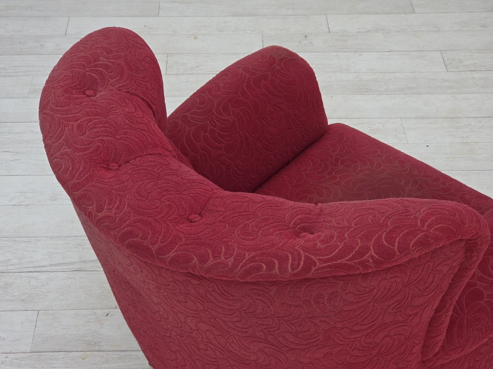 photo buy Ca. Jaren 1950, Deense Relax Fauteuil, Rood Meubelstof, Essen Houten Poten.