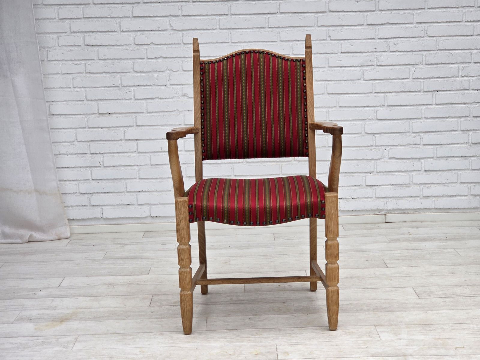 photo vinterior Ca. Jaren 1970, Deense Fauteuil, Gestreept Rood Meubelwol, Massief Eikenhout.