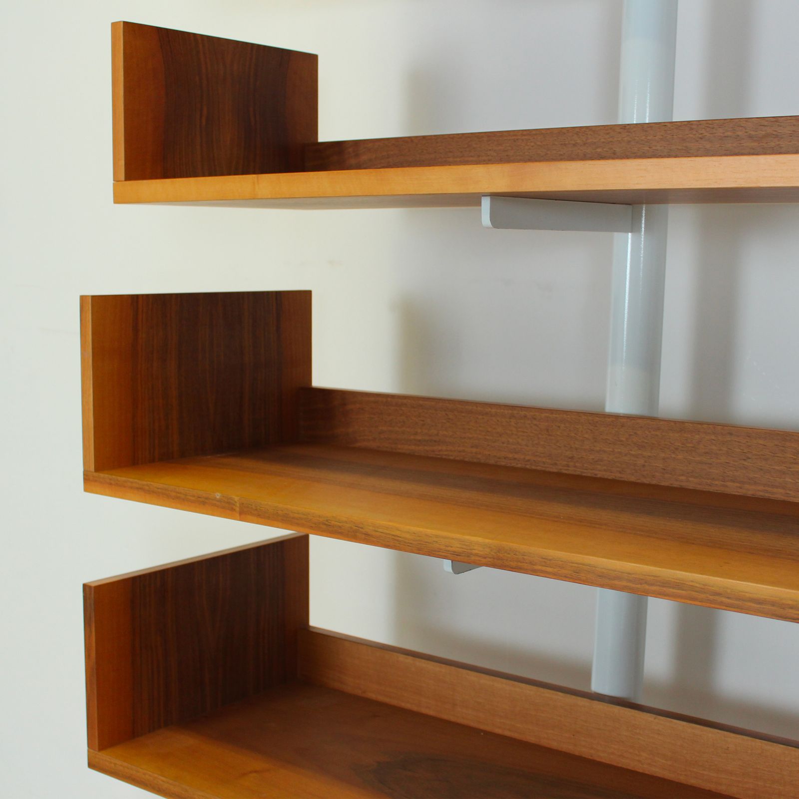 photo vintage Bookcase Model 795 In Walnut And Steel By Carlo Scarpa For Bernini, Italy, 1980