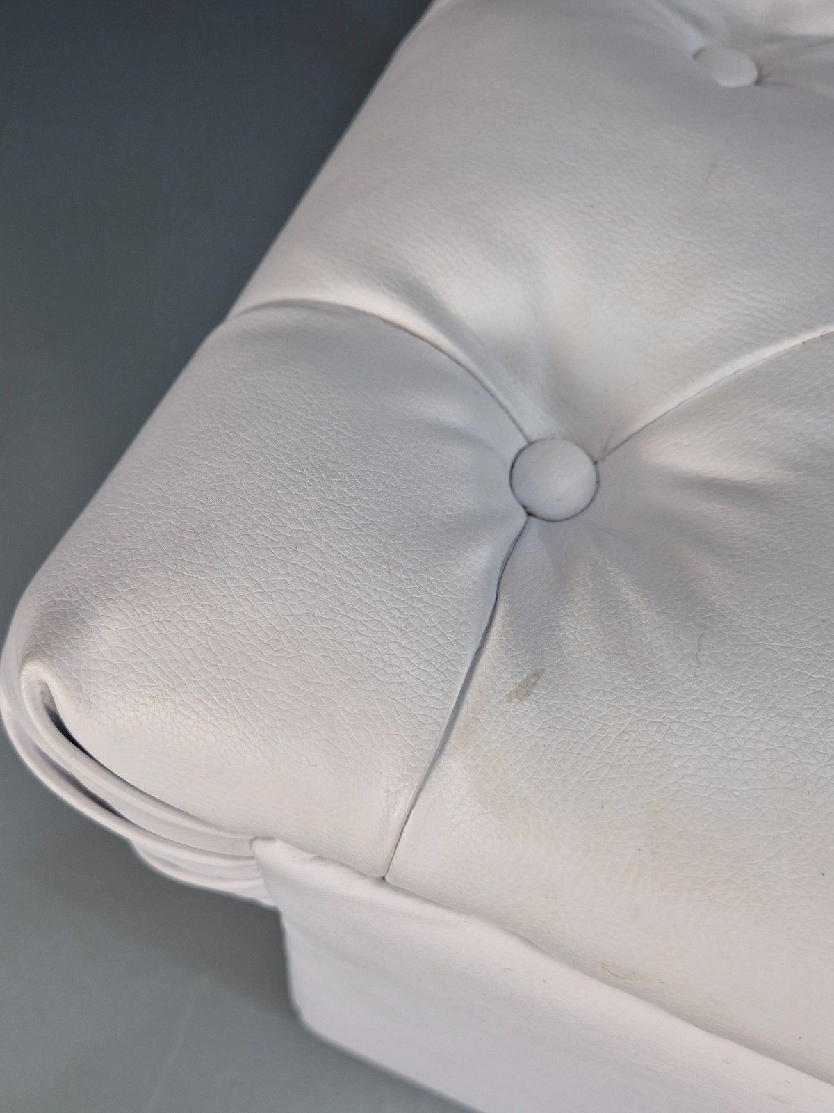 photo buy White Vinyl Vegan Leather Chesterfield Armchair Retro Club Chair Eb10455 Vche