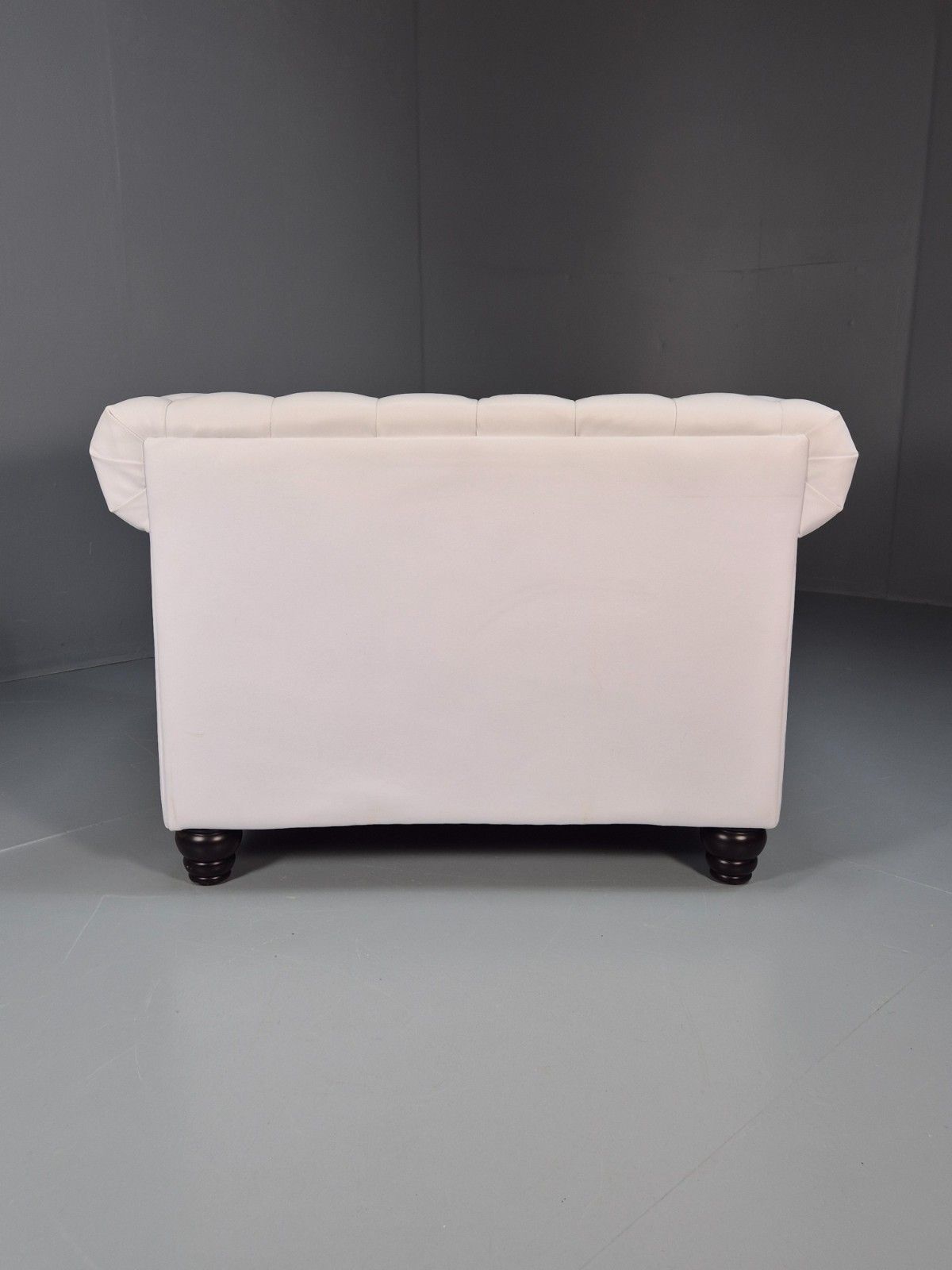 photo vintage White Vinyl Vegan Leather Chesterfield Armchair Retro Club Chair Eb10455 Vche