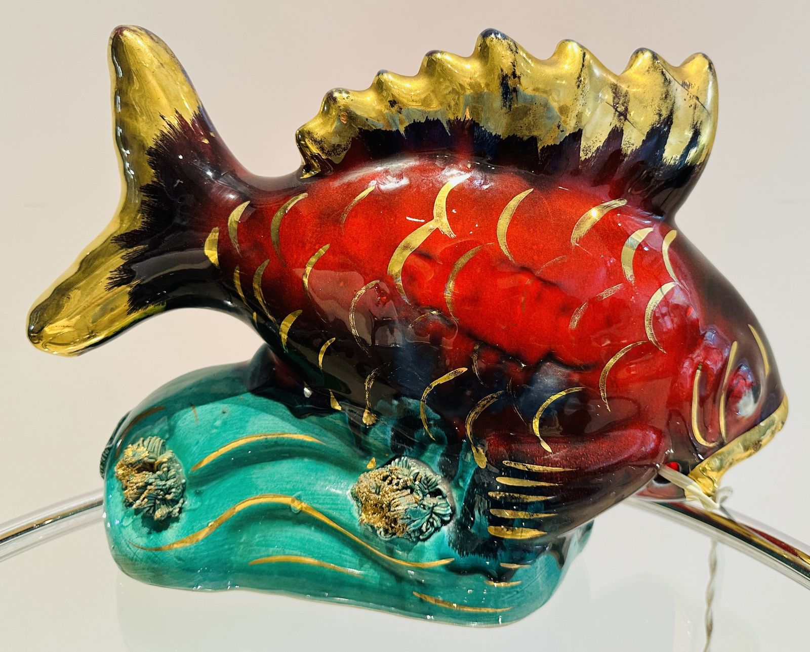 photo vintage Vintage 1960s French Vallauris Glazed Ceramic Red & Gold Glazed Fish Aquarium Table Lamp