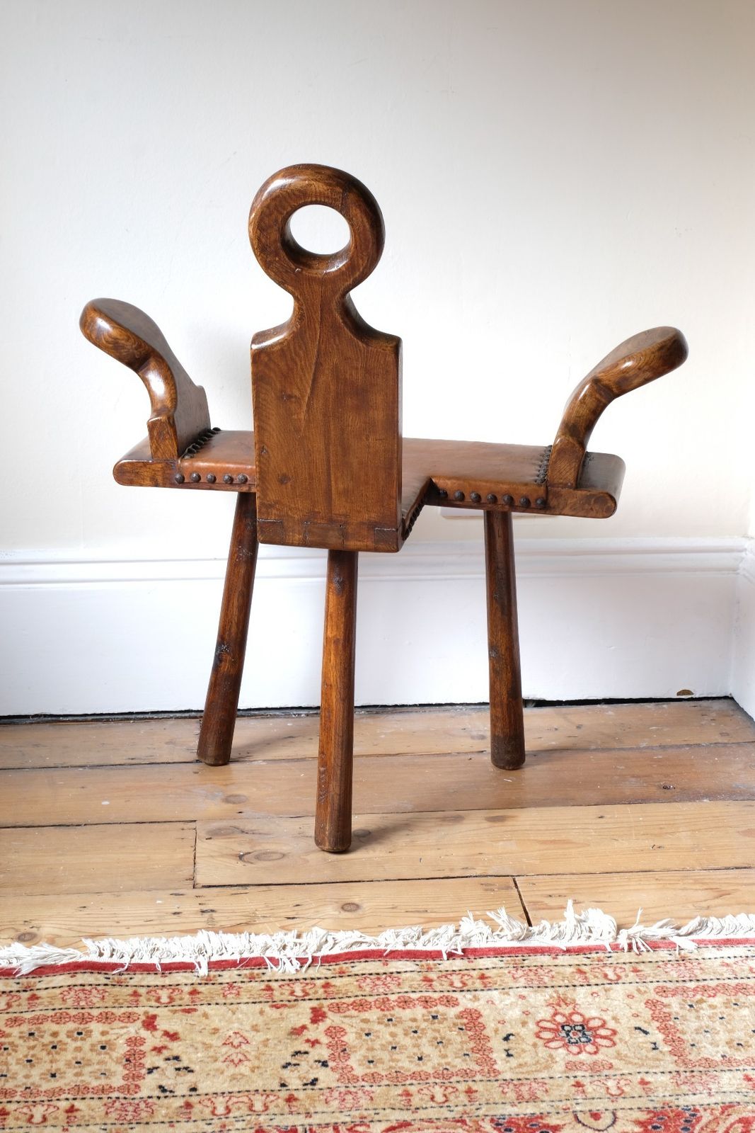 1950s Spanish Brutalist Elm And Leather Chair – Primitive Sculptural Design photo vinterior