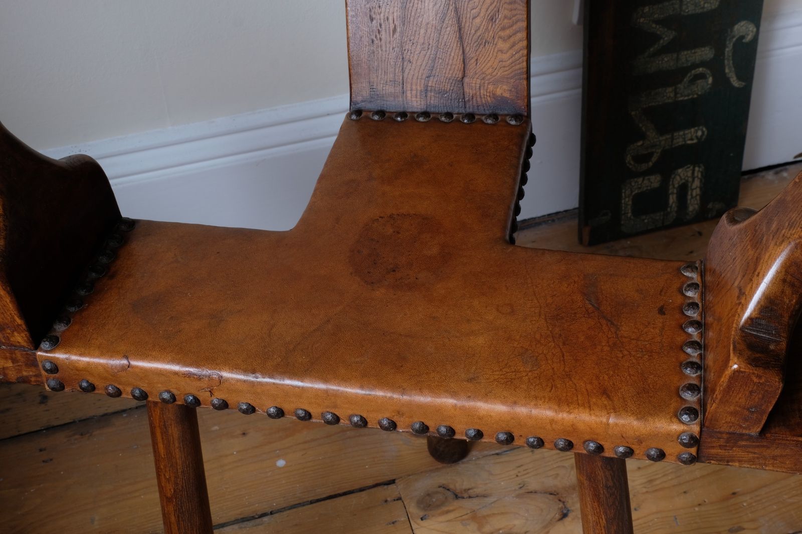 1950s Spanish Brutalist Elm And Leather Chair – Primitive Sculptural Design photo vintage