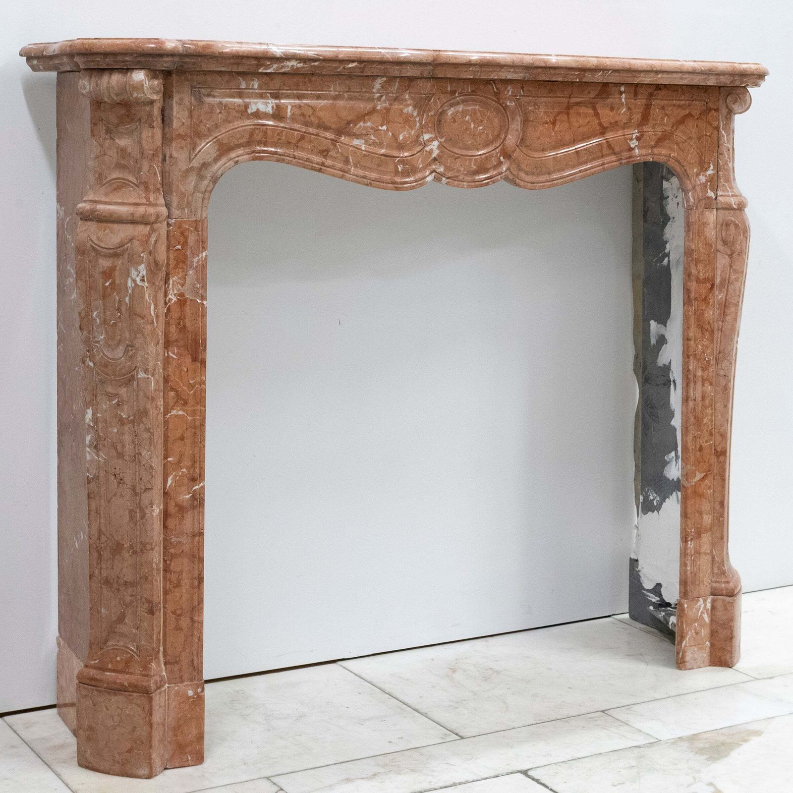 photo vintage Antique French Style Louis Pompadour Rouge Marble Fireplace