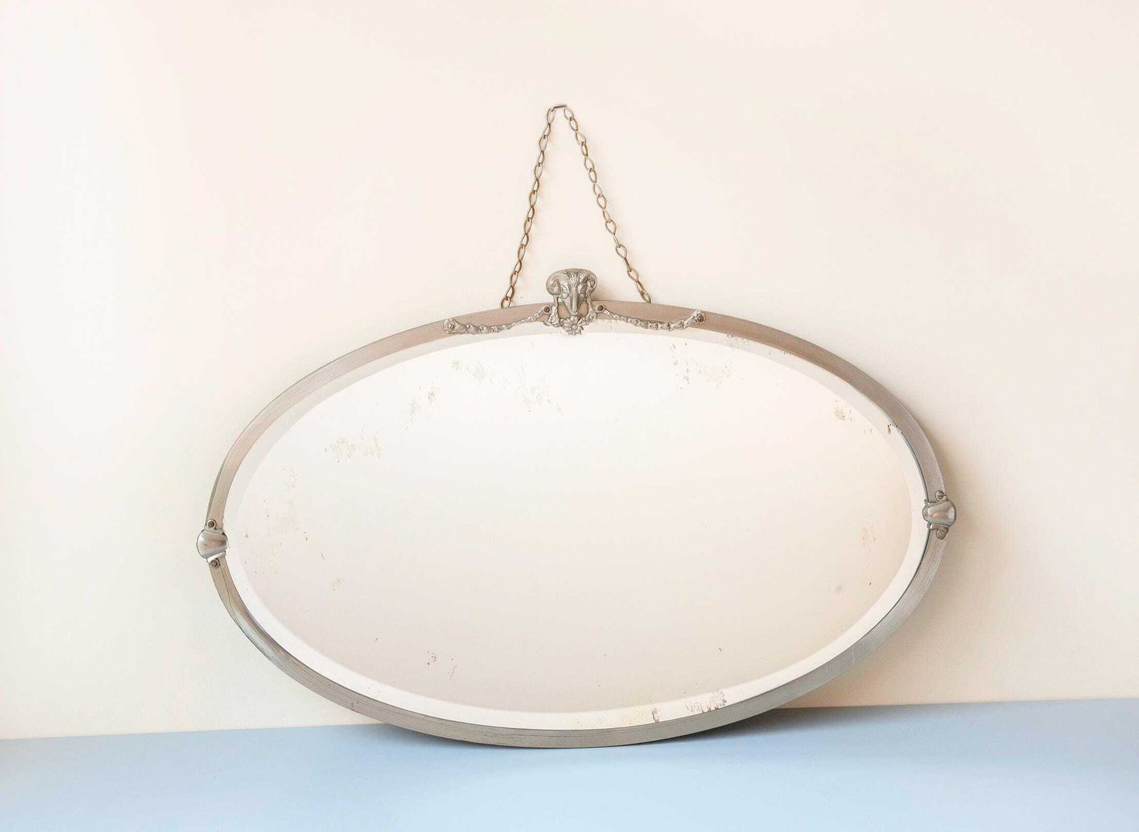 Art Deco Spiegel Met Ophangketting, Antieke Decoratieve Wandspiegel Met Geslepen Glas, Jaren 1940 Design, Ovale Facetgeslepen Glazen Spiegel photo for sale