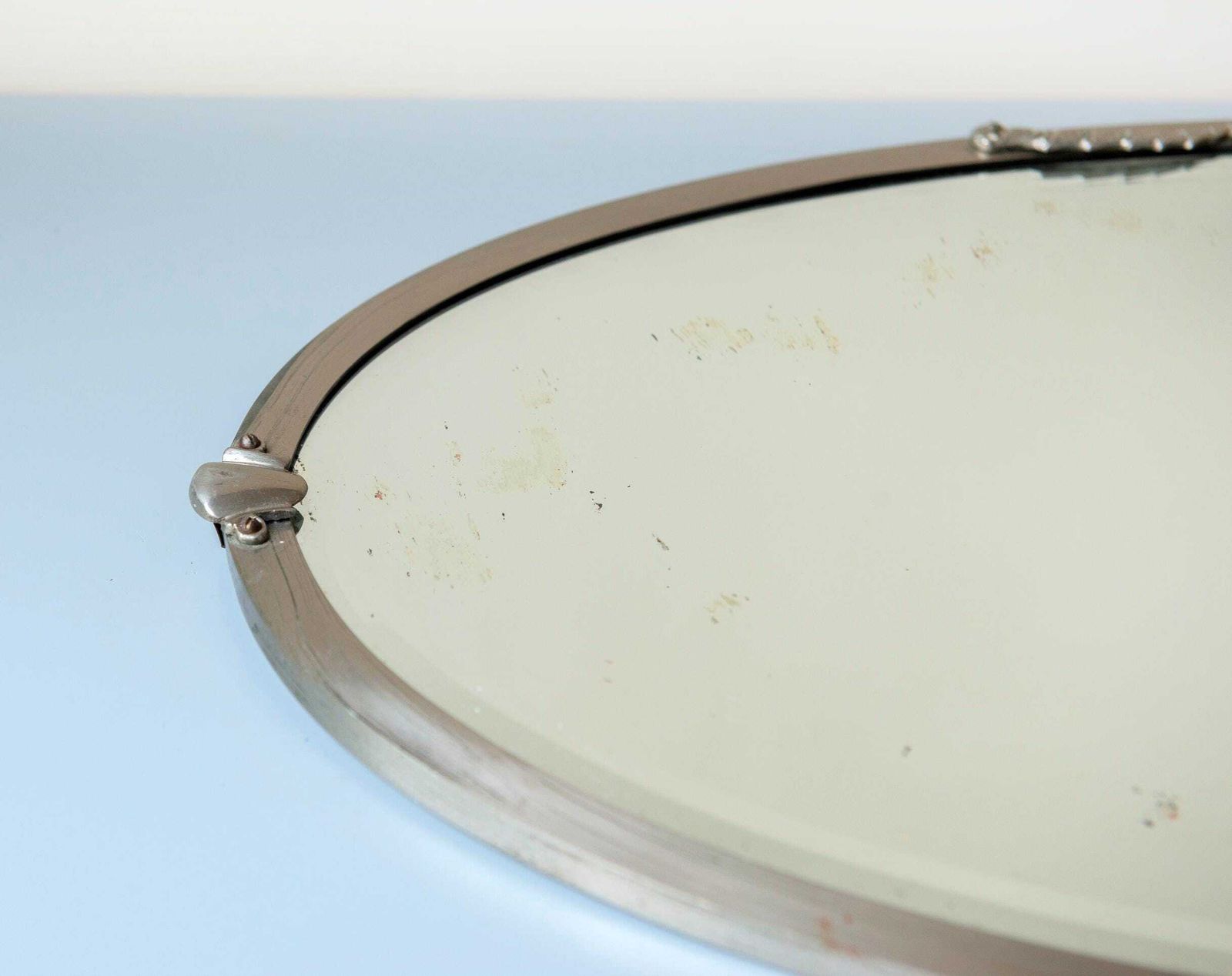 photo furniture Art Deco Spiegel Met Ophangketting, Antieke Decoratieve Wandspiegel Met Geslepen Glas, Jaren 1940 Design, Ovale Facetgeslepen Glazen Spiegel