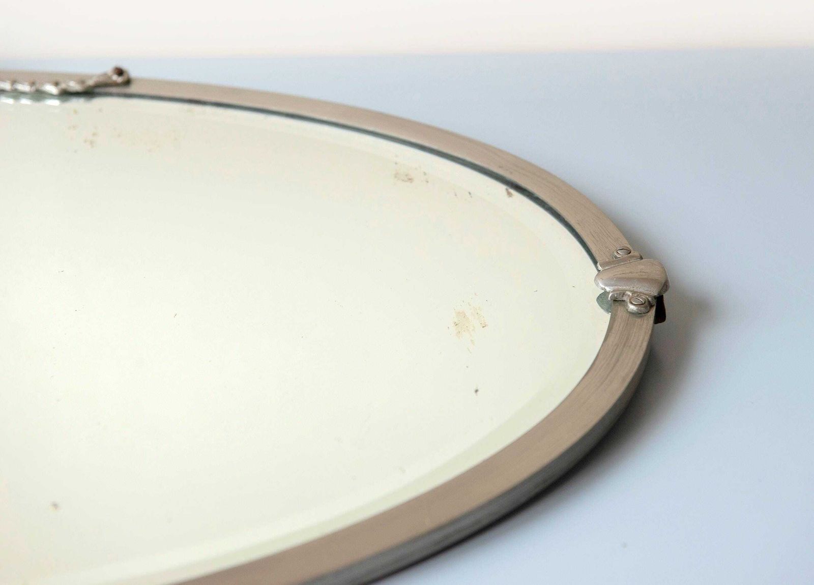 photo for sale Art Deco Spiegel Met Ophangketting, Antieke Decoratieve Wandspiegel Met Geslepen Glas, Jaren 1940 Design, Ovale Facetgeslepen Glazen Spiegel
