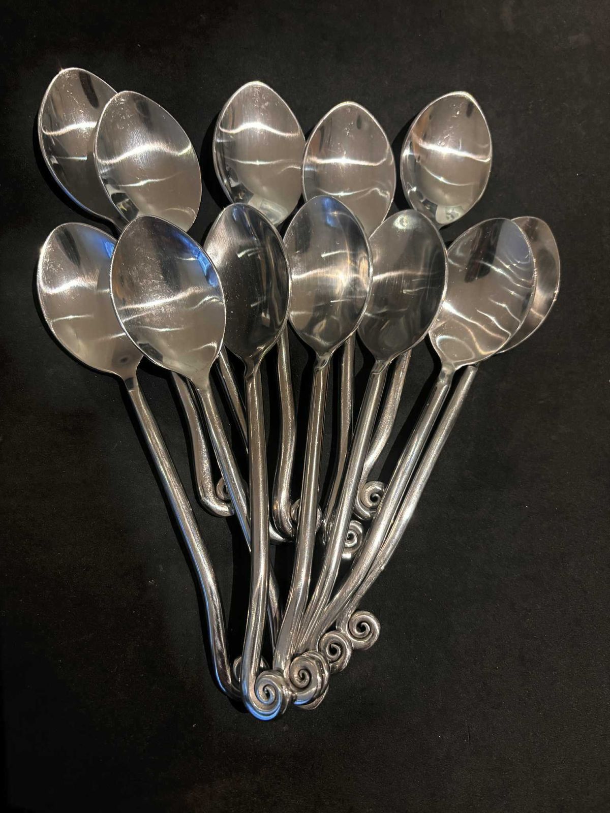 Set Van 12 Franse Dessertlepels: Swirl Twist Bestek, Brutalist Middeleeuwse Stijl photo vintage