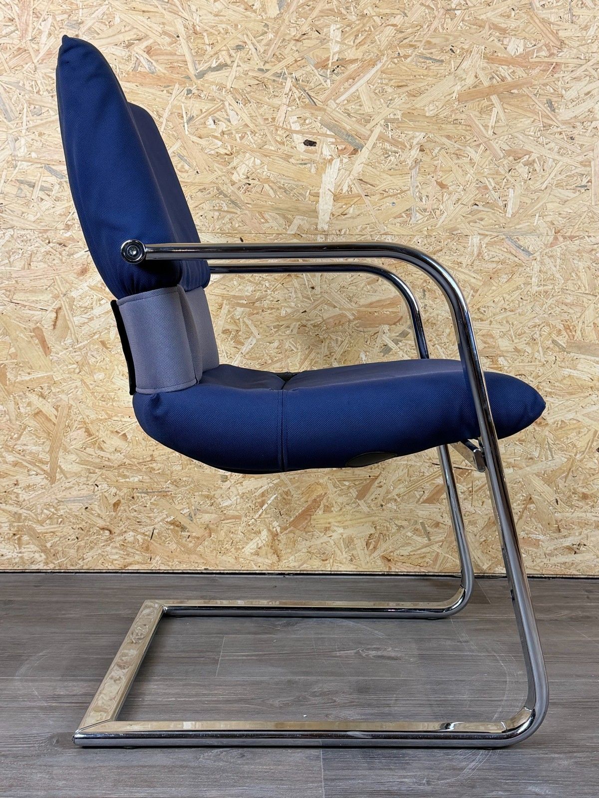 photo furniture 1990s Vitra Figura Cantilever Chair Design Mario Bellini Object X Metal & Fabric