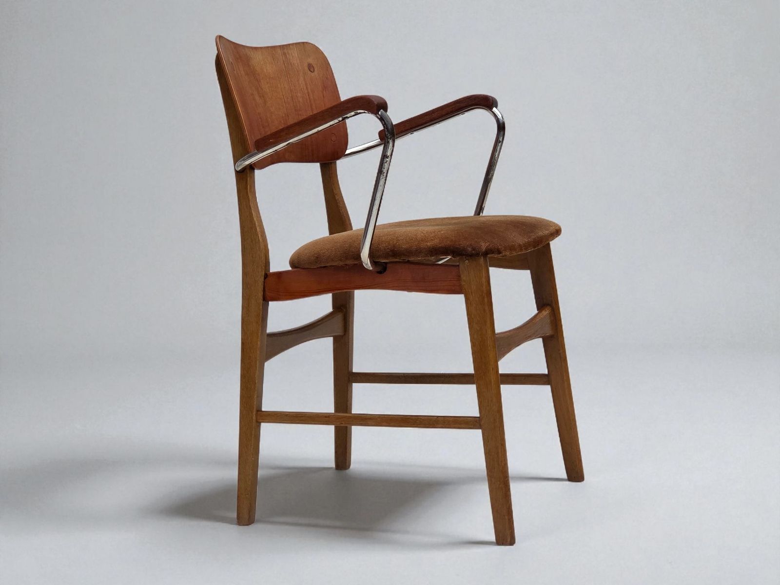Ca. Jaren 1960, Deense Fauteuil, Meubelvelours, Teakhouten Armleuningen, Verchroomd Staal.