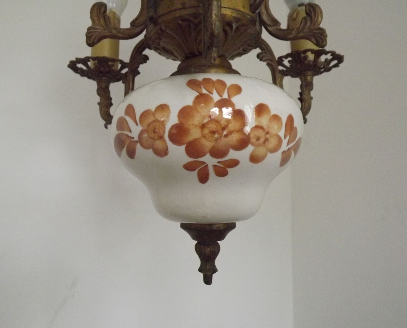 Lanterne suspendue d'époque, style campagne française, 4 lumières, abat-jour en verre opaque et finial floral photo vintage