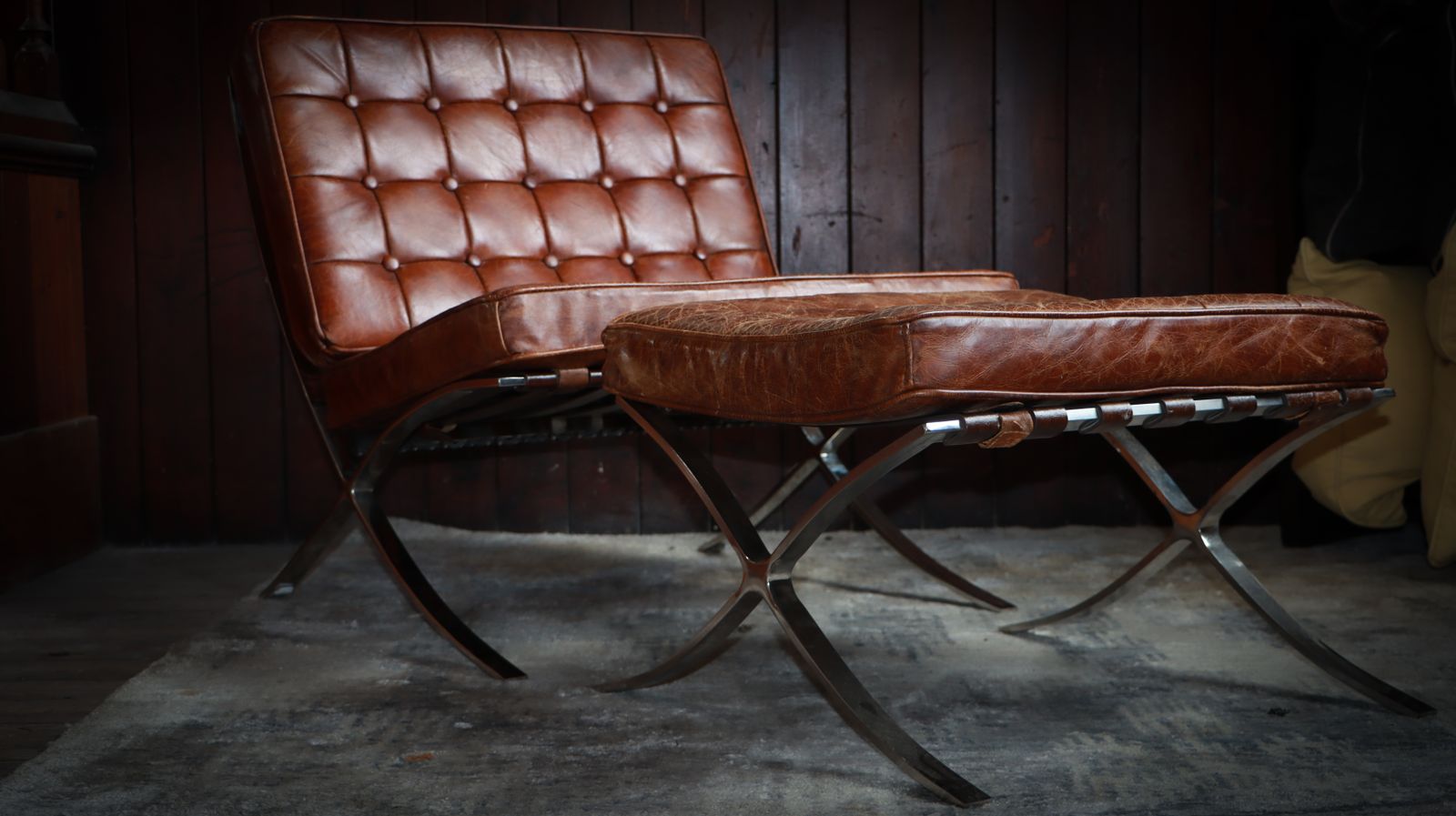 photo vinterior Halo Timothy Oulton Barcelona Mies Vander Rohe Style Armchair Footstool Leather