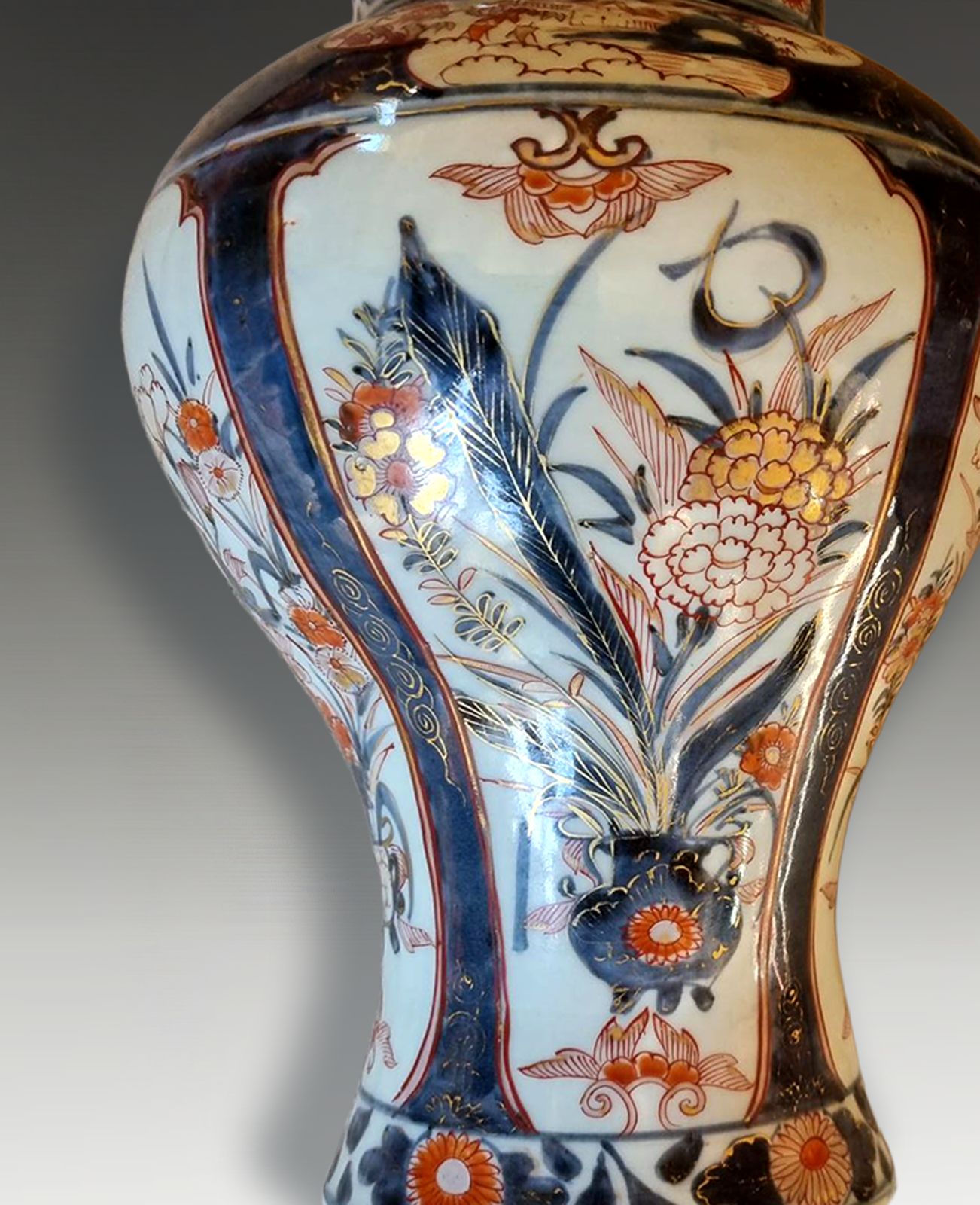 Japanese Early Edo Arita Imari Lidded Vase. Rare Shape C1700 42cm W/Stand H. photo vintage