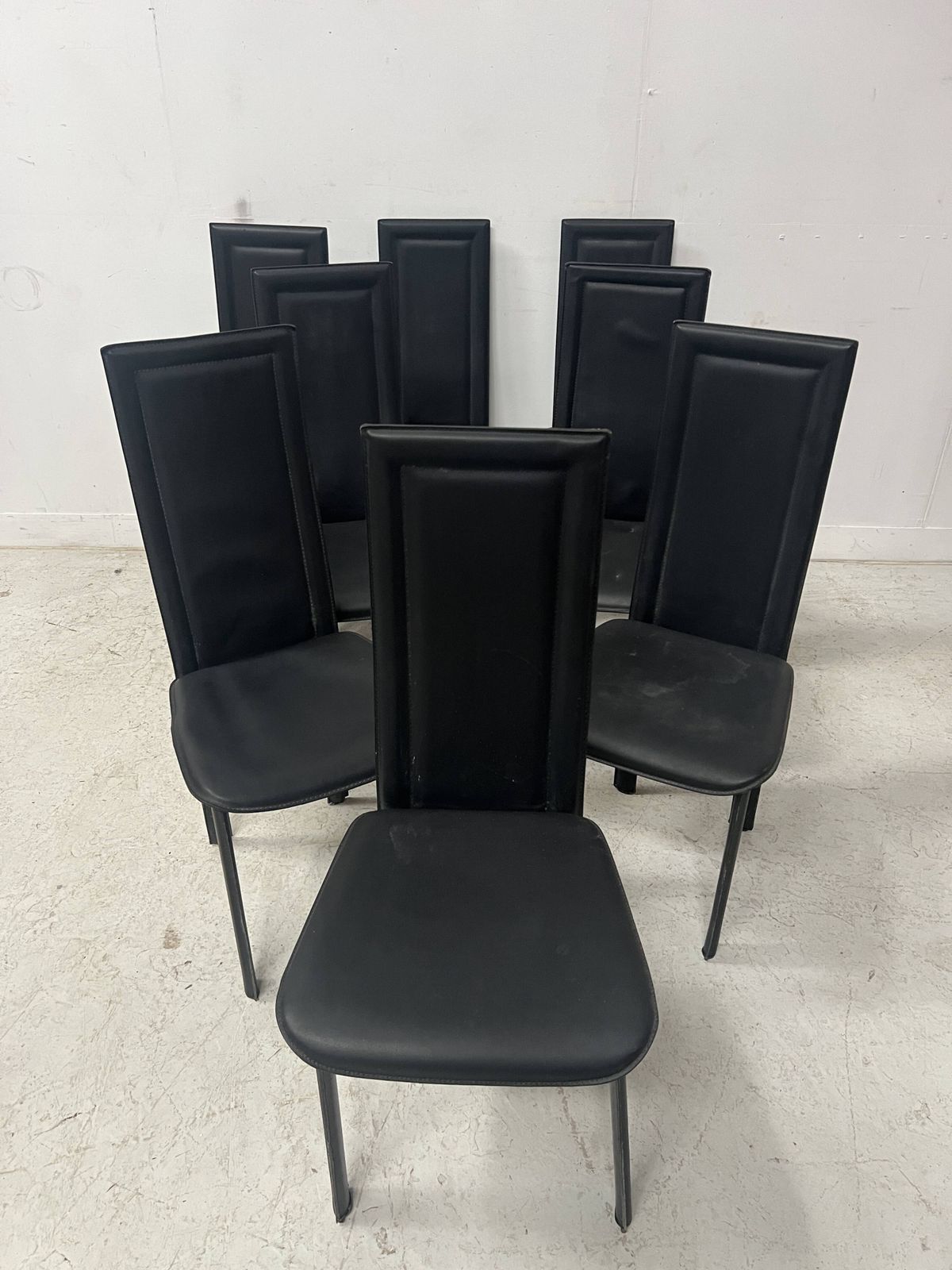 photo vintage Set Of Eight Designer Chairs In Black Leather From The 20th Century