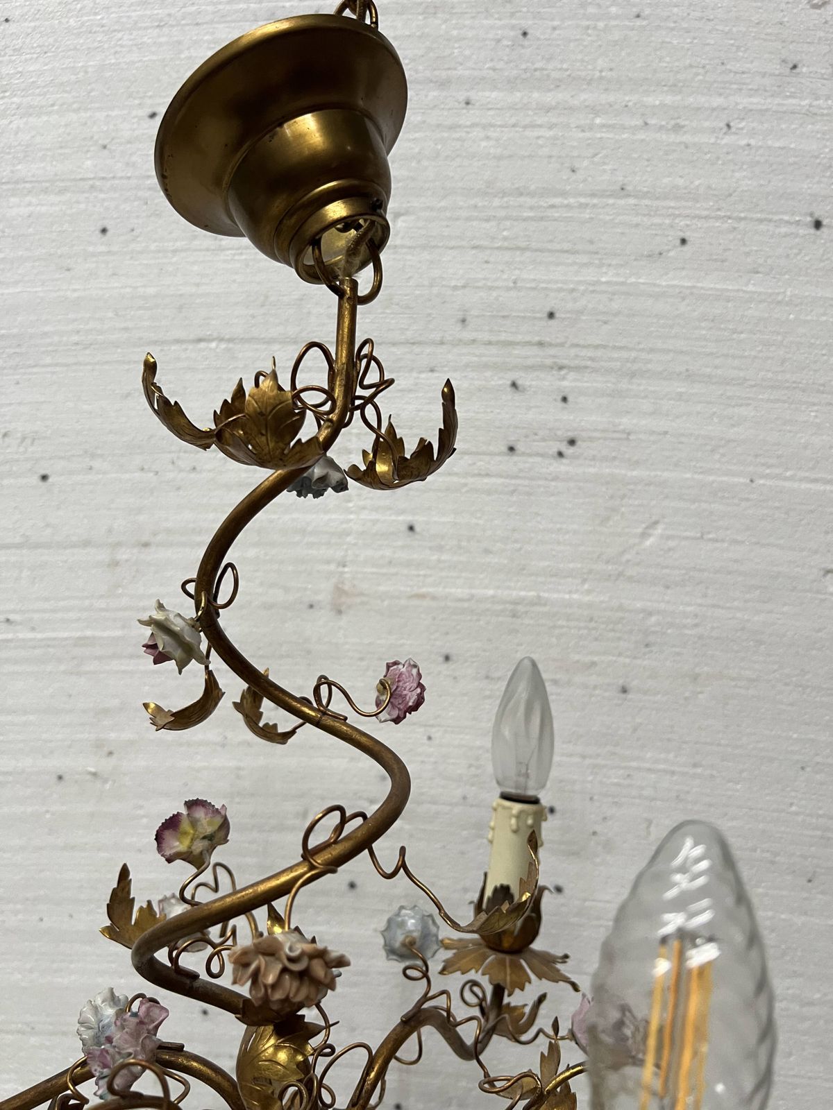 Louis XVI Style Chandelier In Gilded Metal And Porcelain Flowers, 20th Century photo Lighting