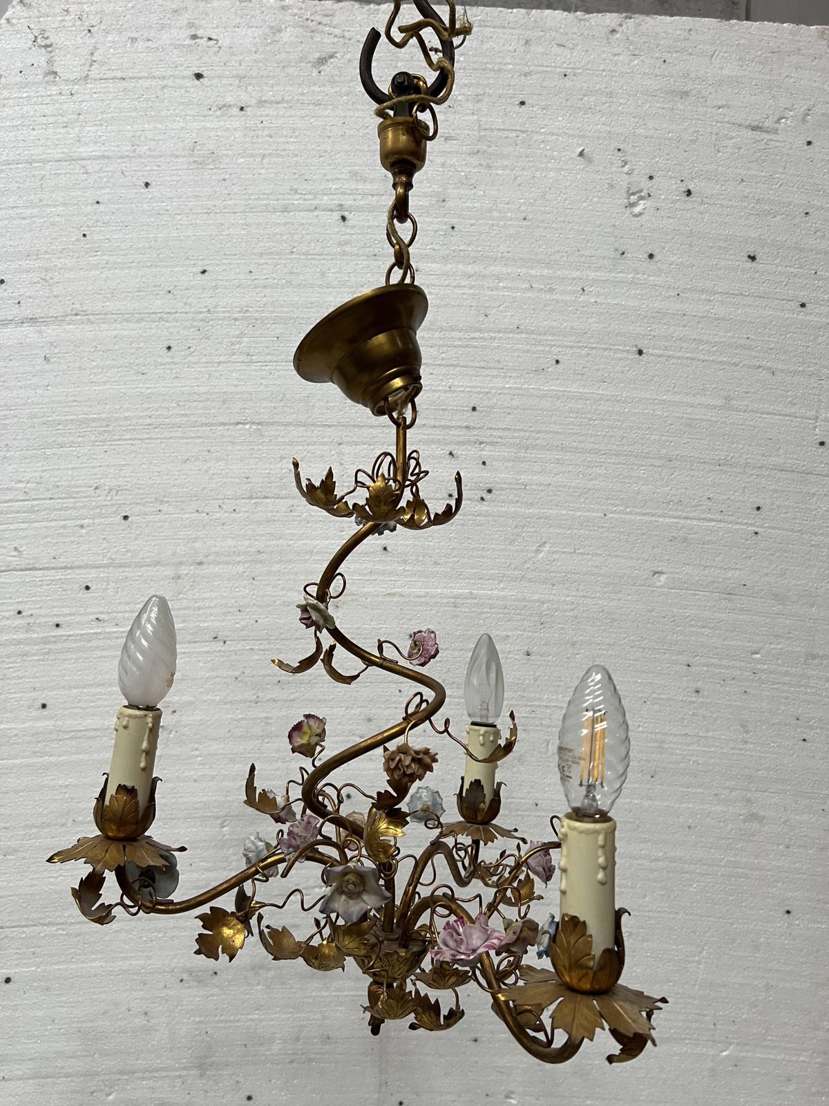 Louis XVI Style Chandelier In Gilded Metal And Porcelain Flowers, 20th Century photo vintage