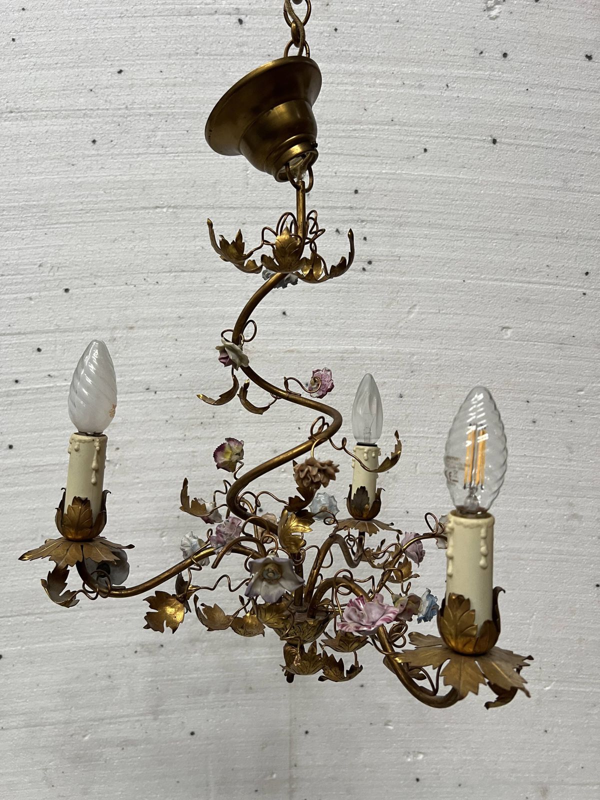 photo furniture Louis XVI Style Chandelier In Gilded Metal And Porcelain Flowers, 20th Century