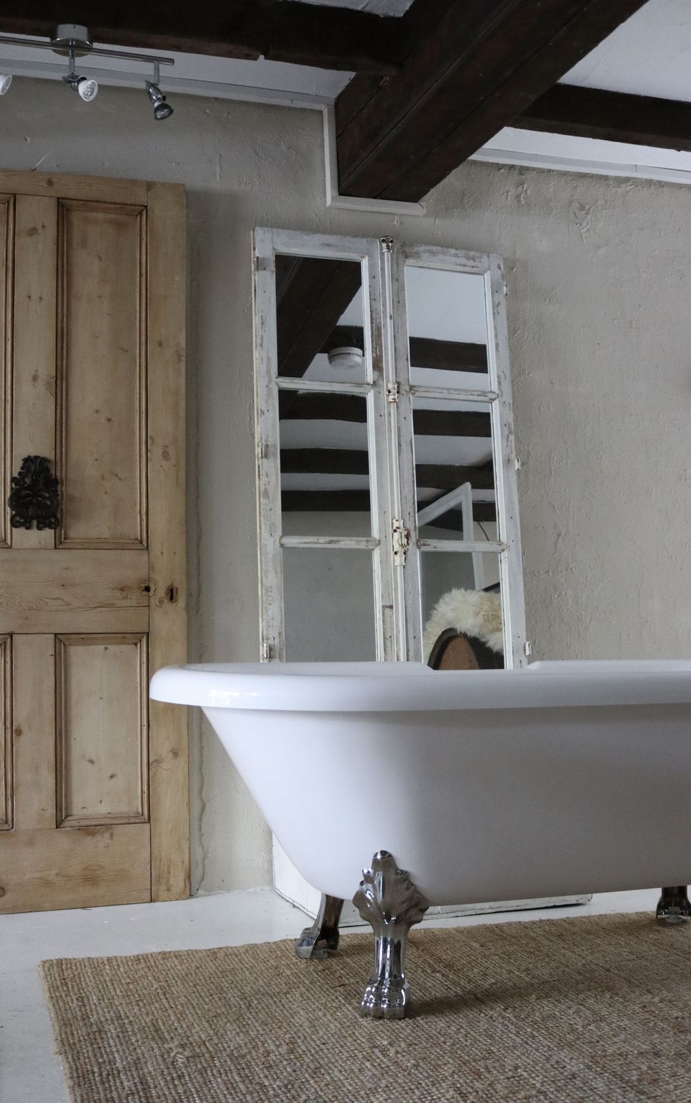 Stylish Acrylic Modern Roll Top Bath With Silver Ball And Claw Feet photo buy